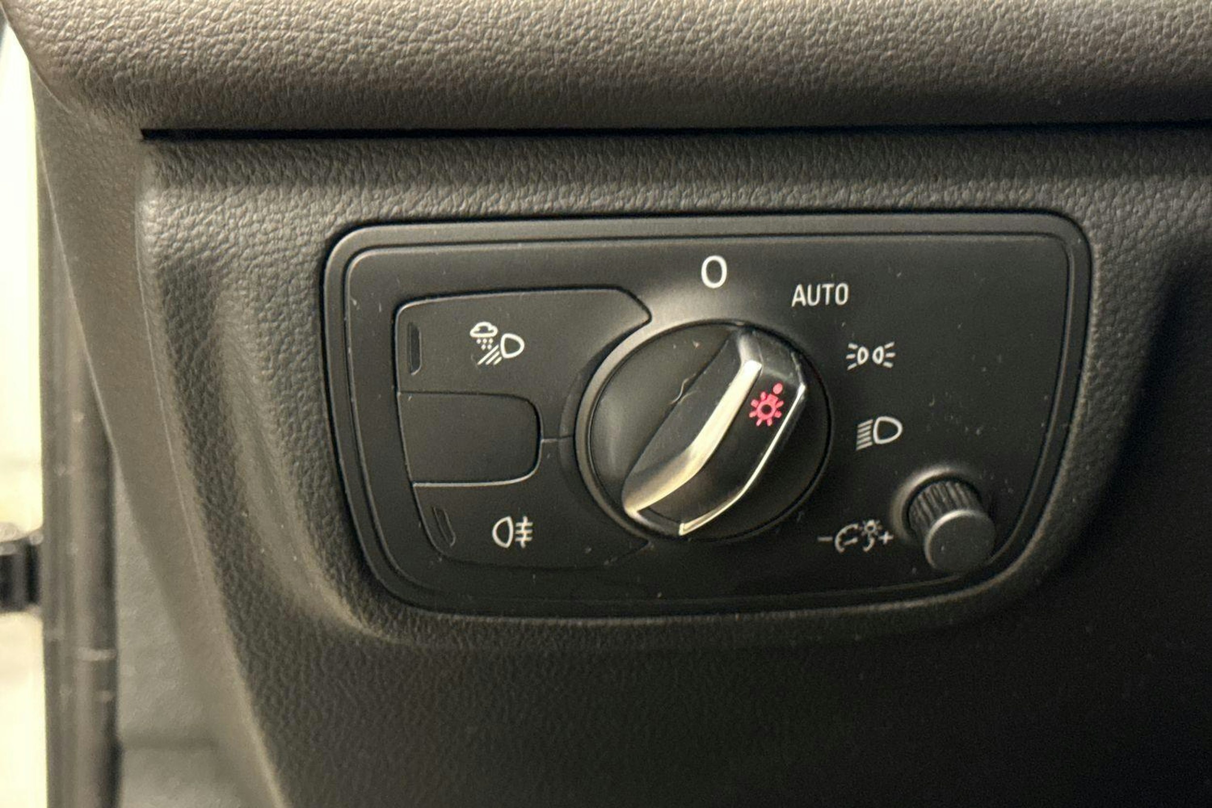 valkoinen Audi A6 2017 kuva 17.