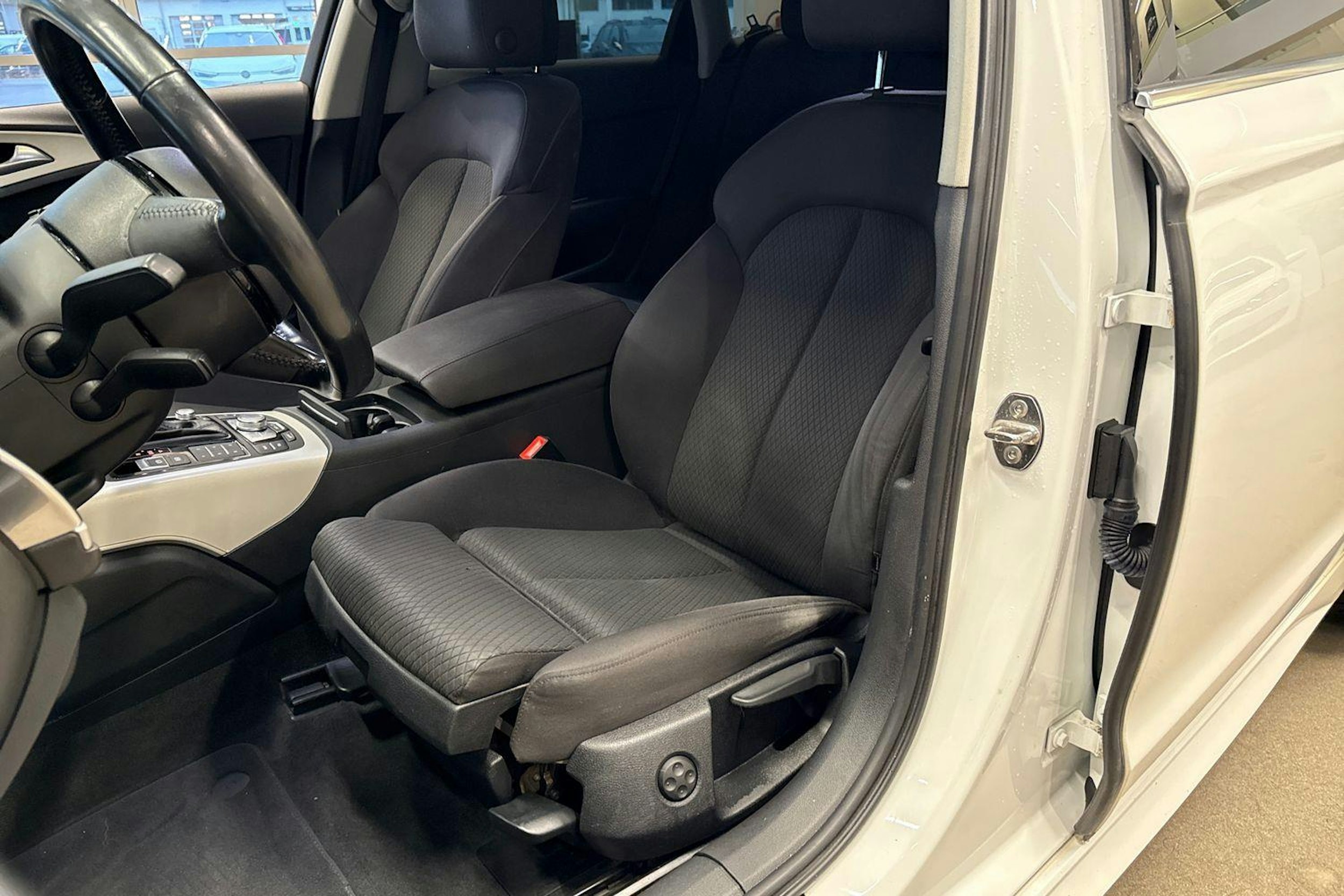 valkoinen Audi A6 2017 kuva 24.