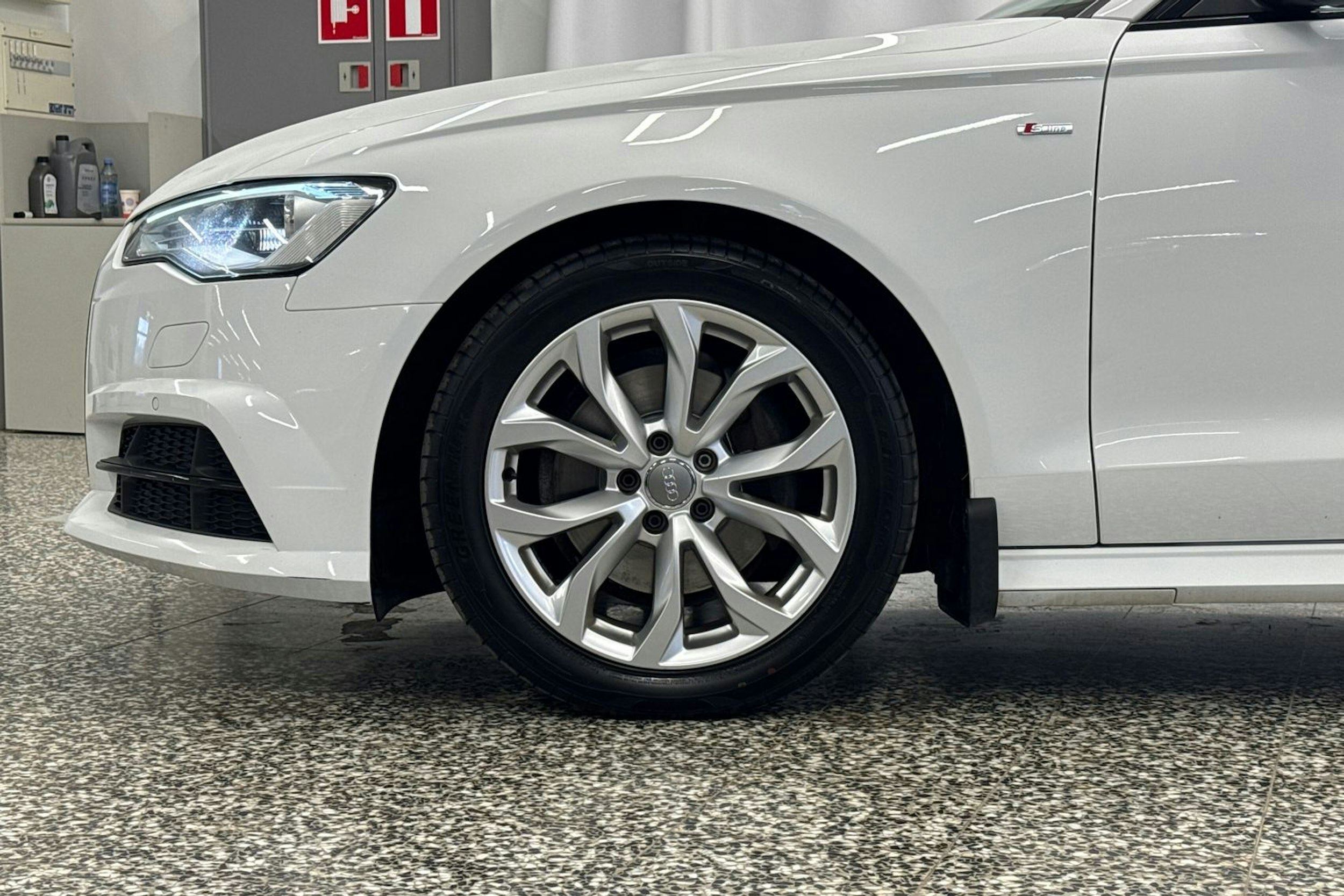 valkoinen Audi A6 2017 kuva 36.