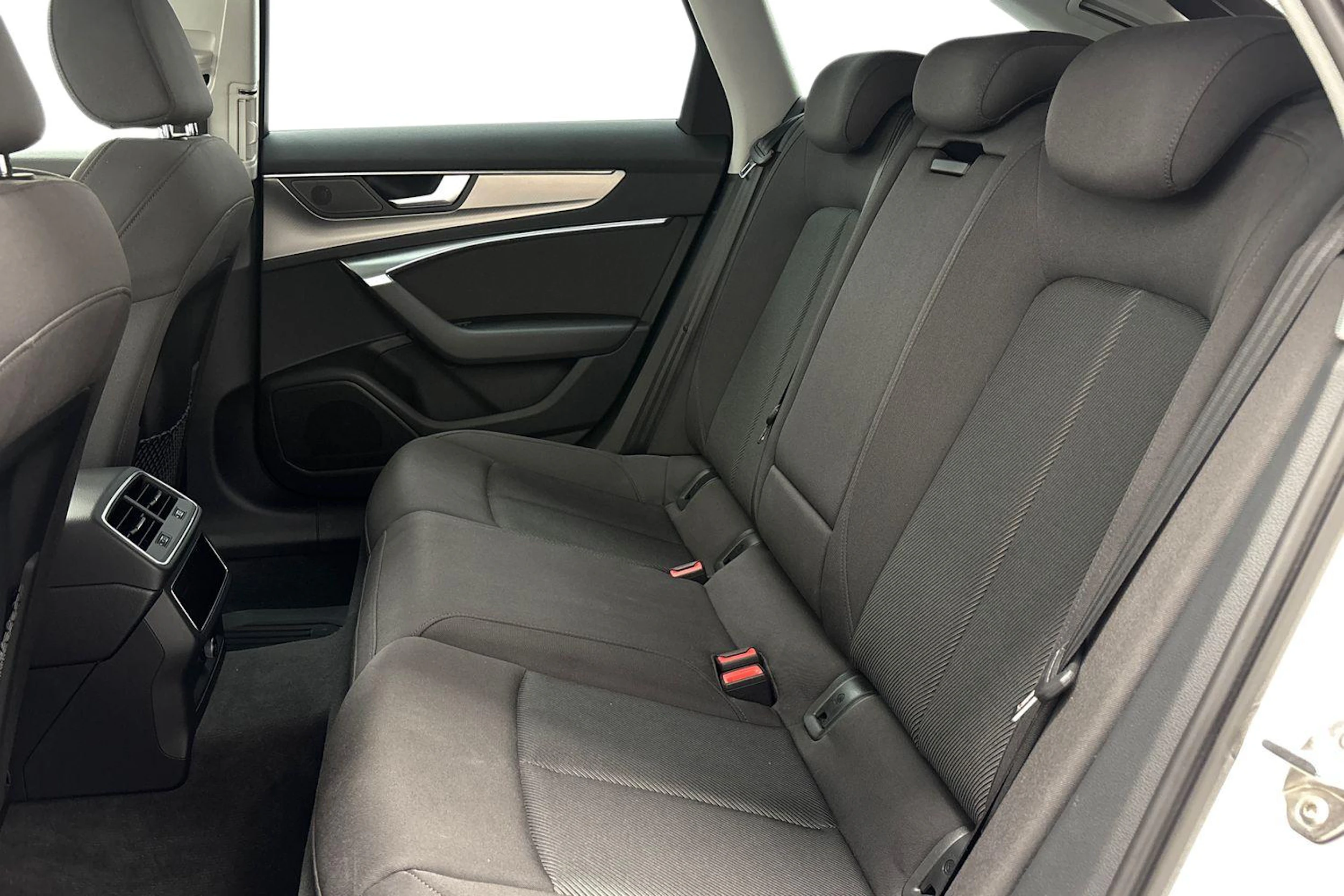 valkoinen Audi A6 2019 kuva 8.