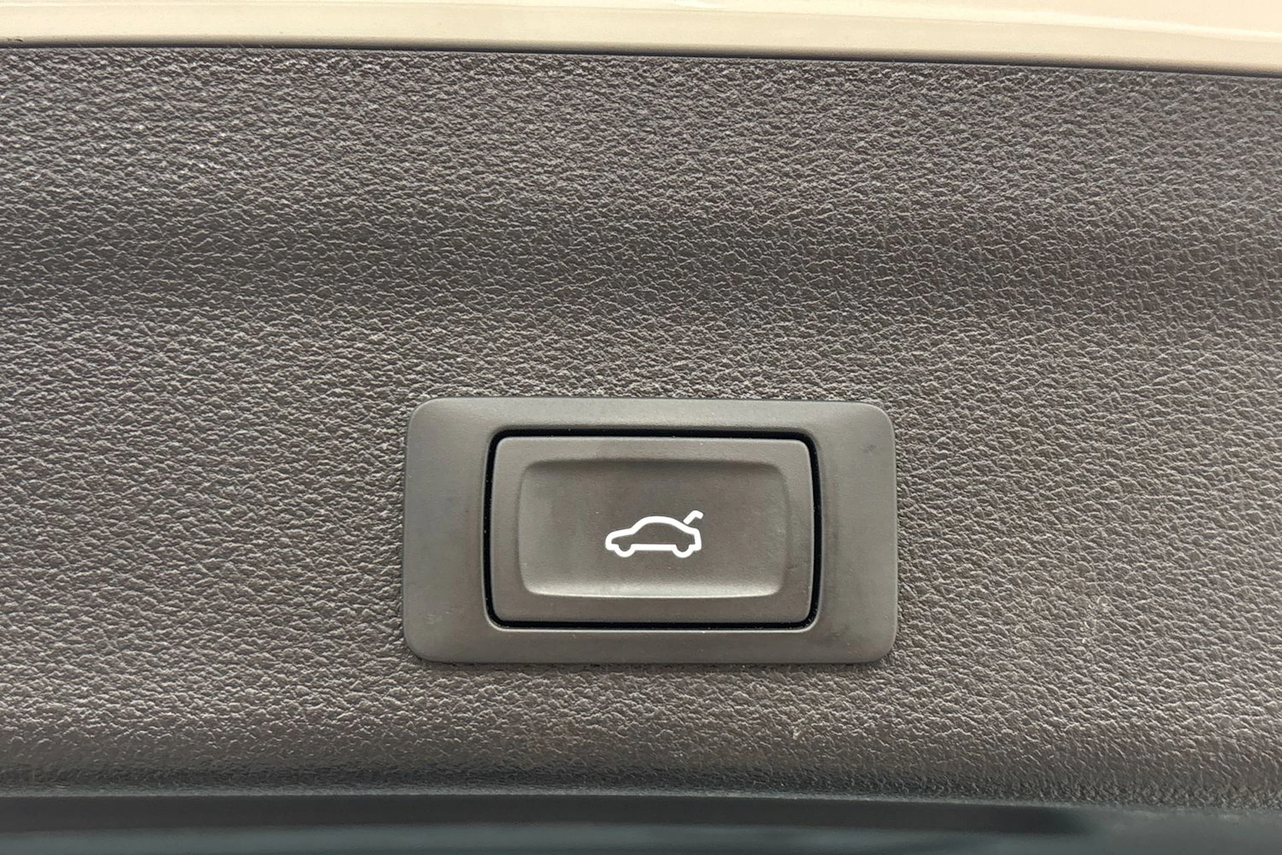 valkoinen Audi A6 2019 kuva 25.