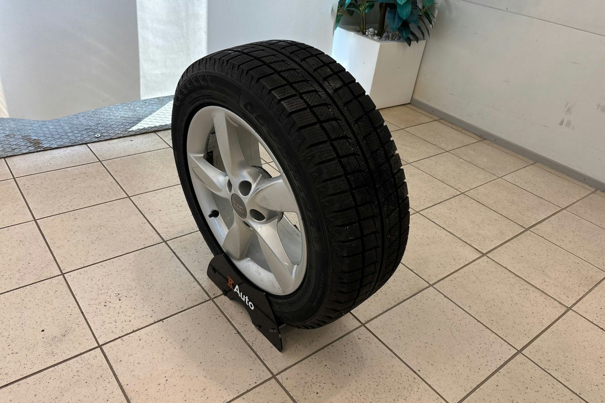valkoinen Audi A6 2018 kuva 13.