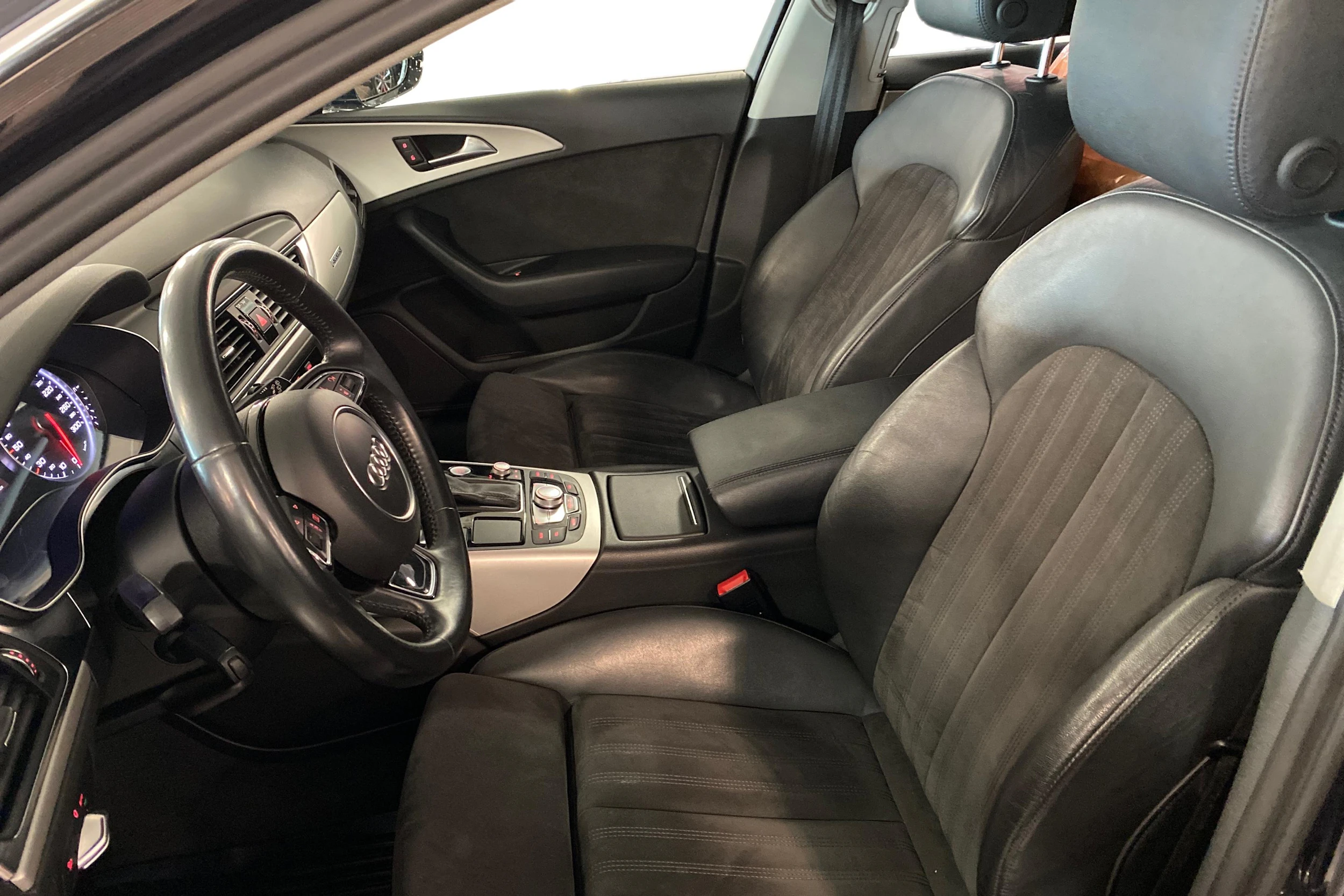 Sininen Audi A6 2018 kuva 11.