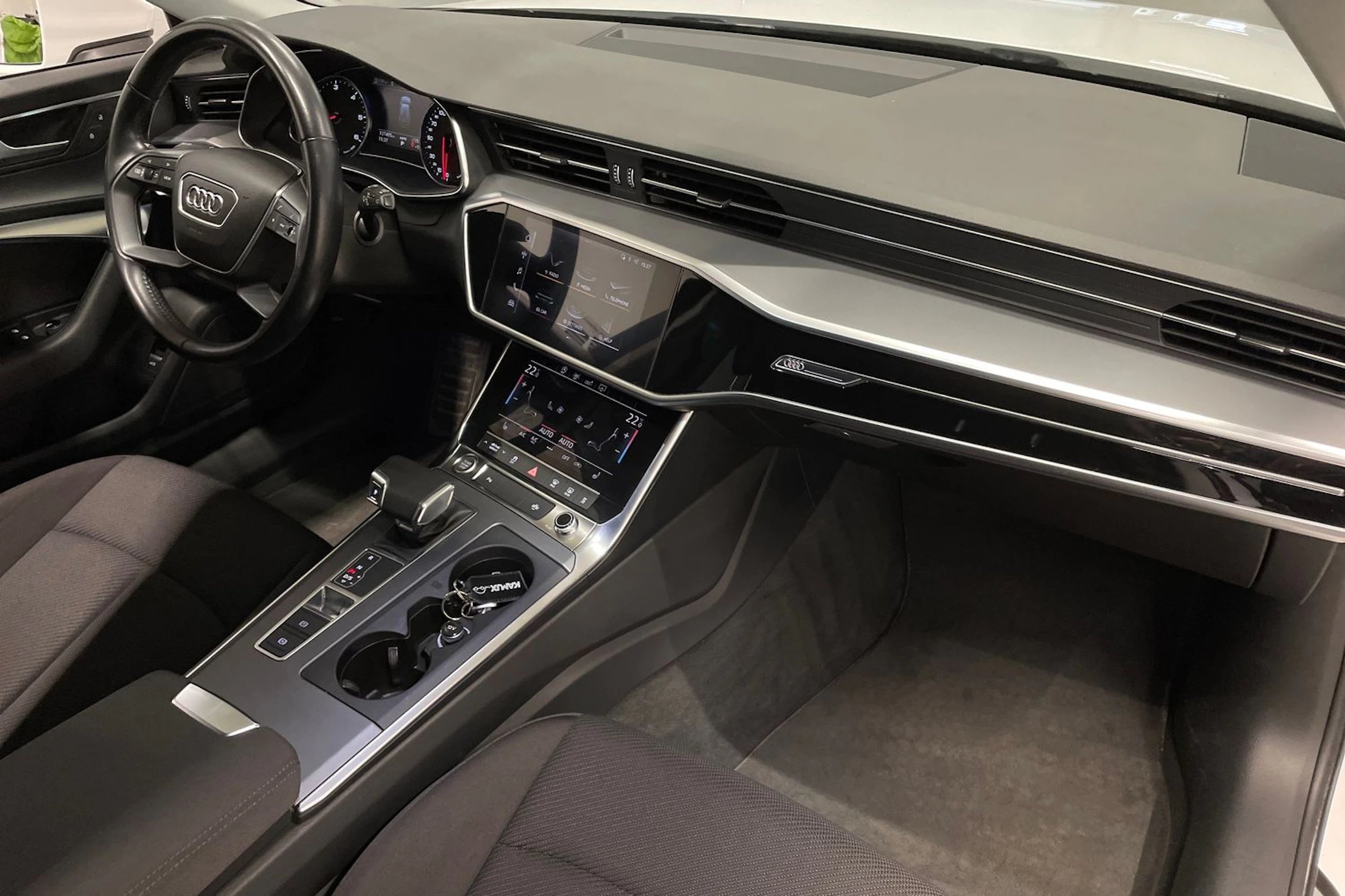 valkoinen Audi A6 2019 kuva 32.
