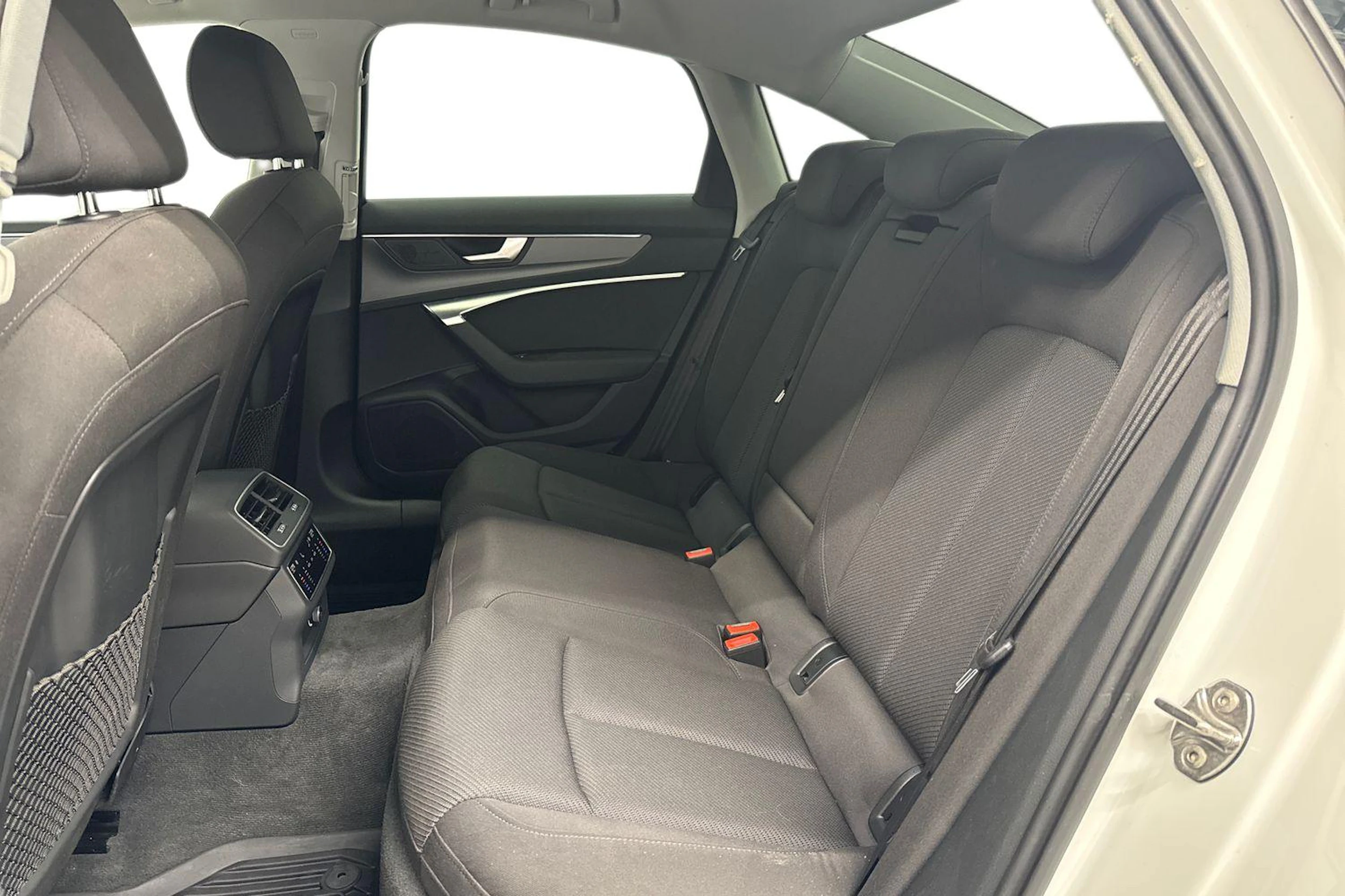 valkoinen Audi A6 2019 kuva 8.