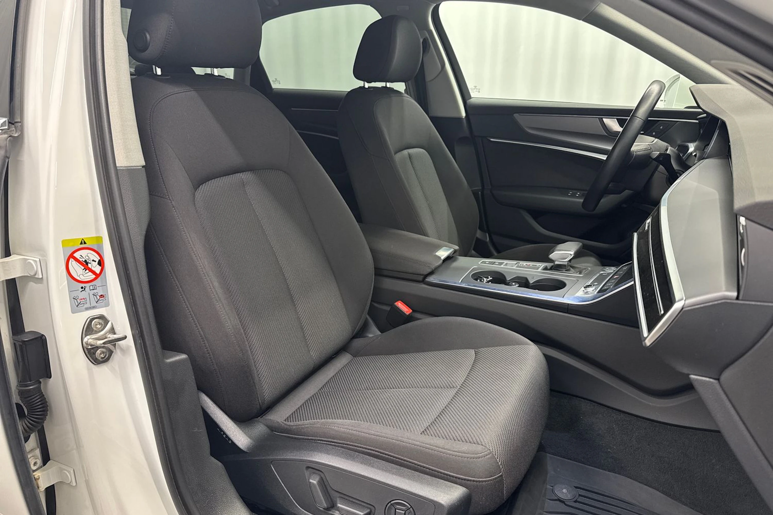 valkoinen Audi A6 2019 kuva 11.