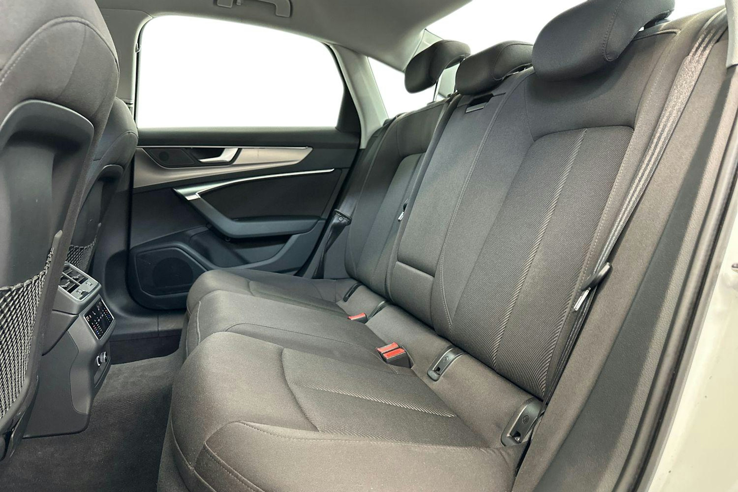 valkoinen Audi A6 2019 kuva 10.