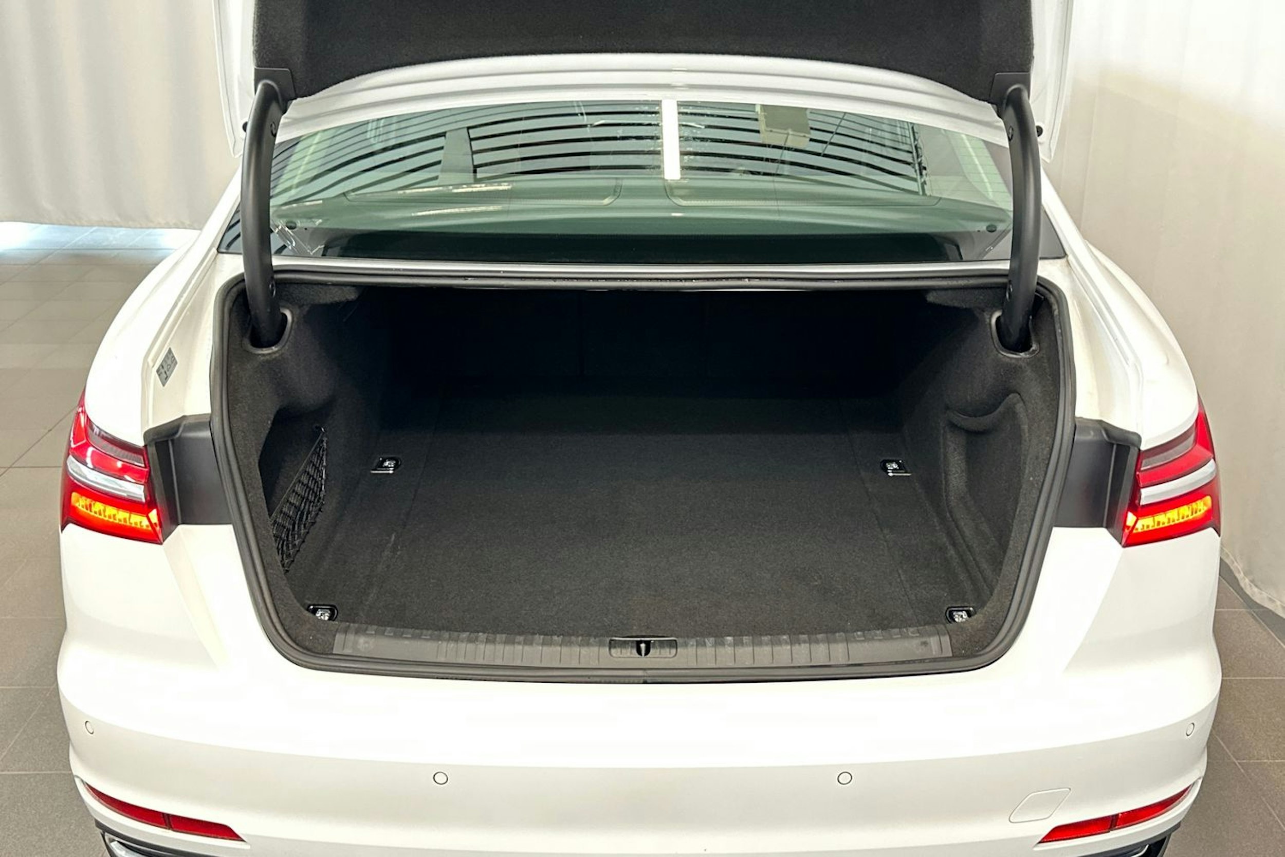 valkoinen Audi A6 2019 kuva 14.