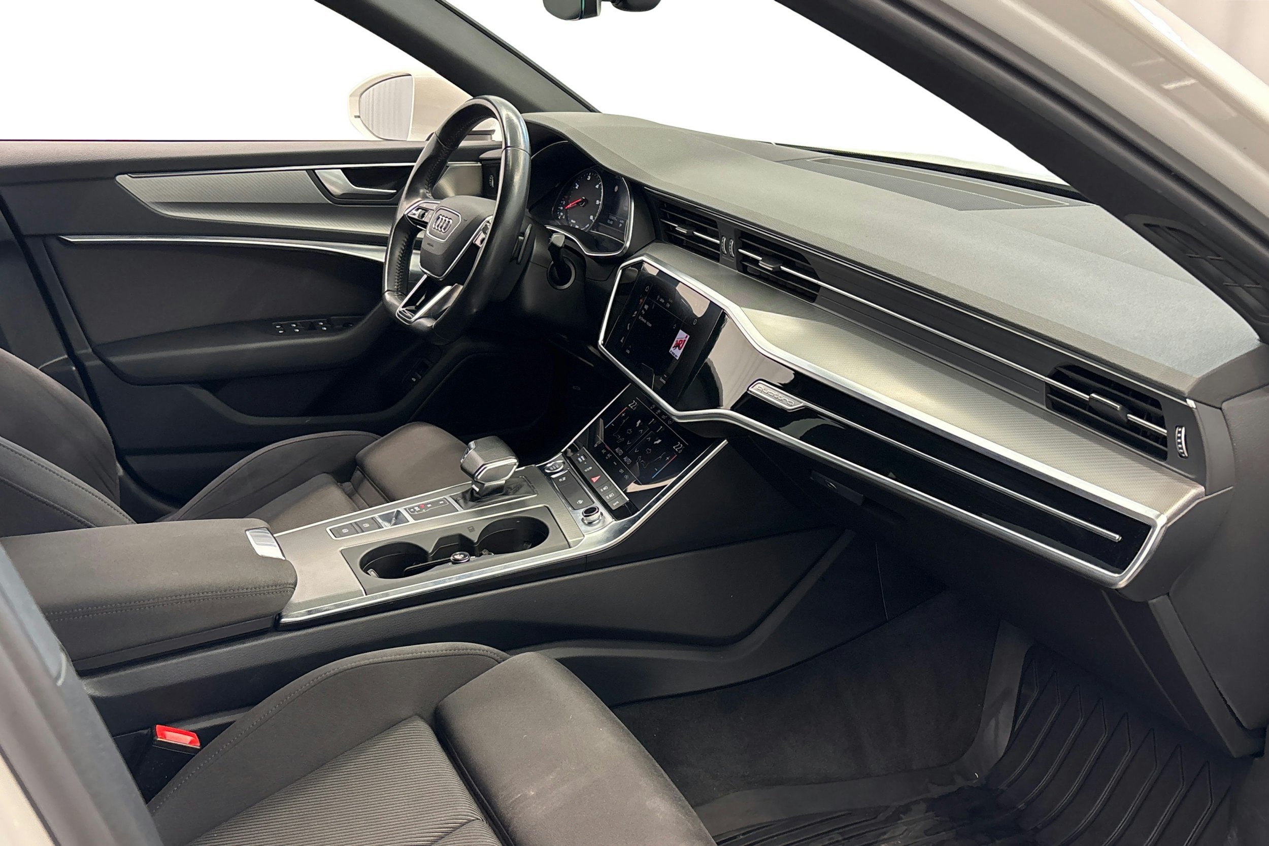 valkoinen Audi A6 2019 kuva 8.