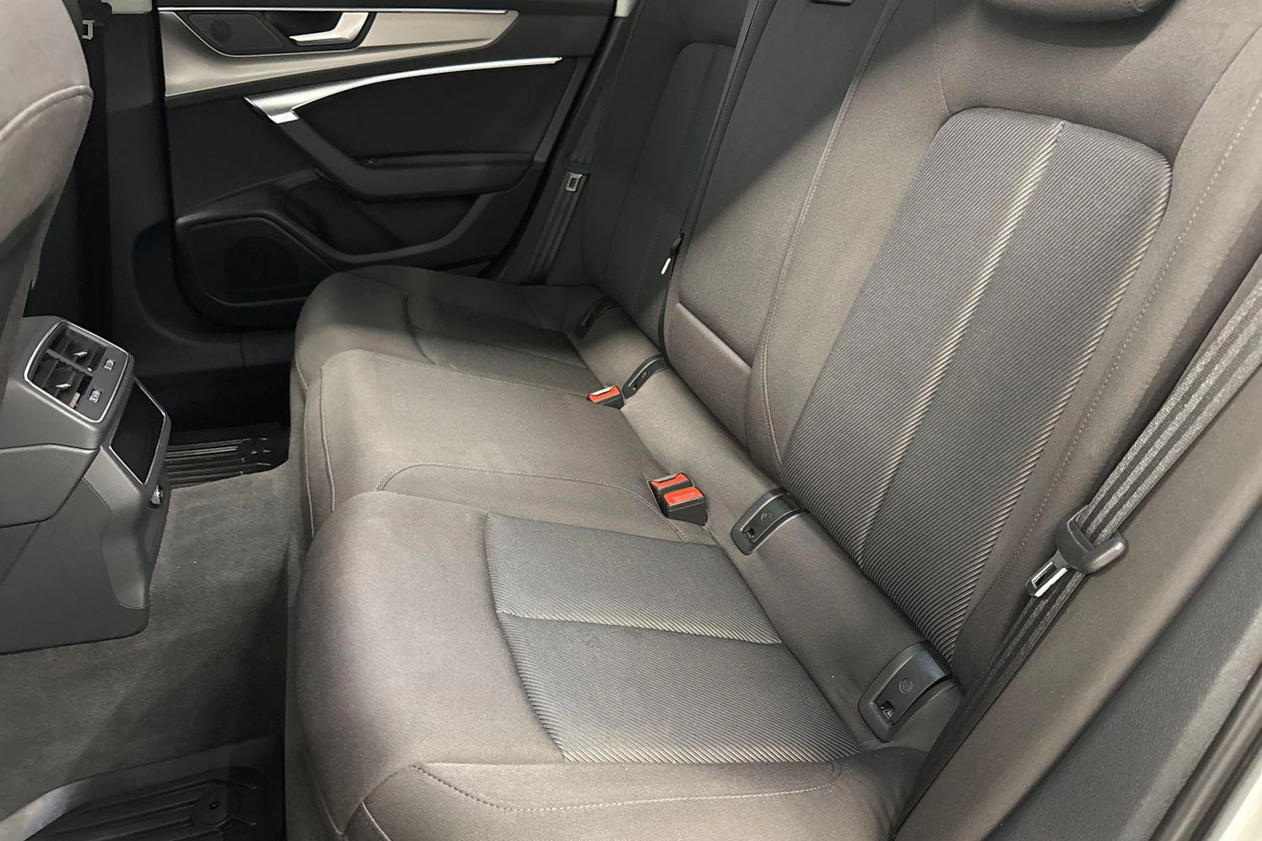 valkoinen Audi A6 2019 kuva 8.