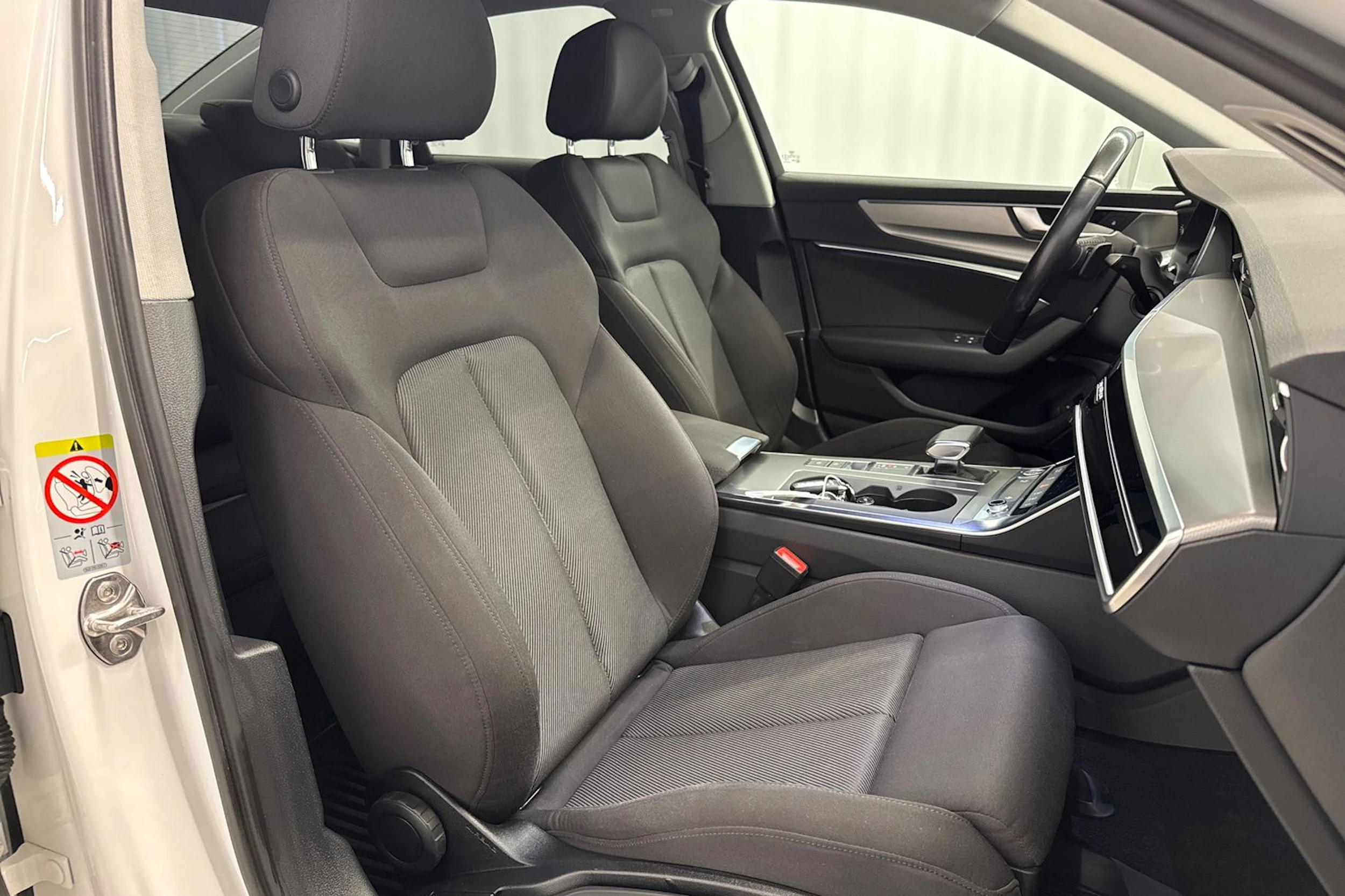 valkoinen Audi A6 2019 kuva 11.