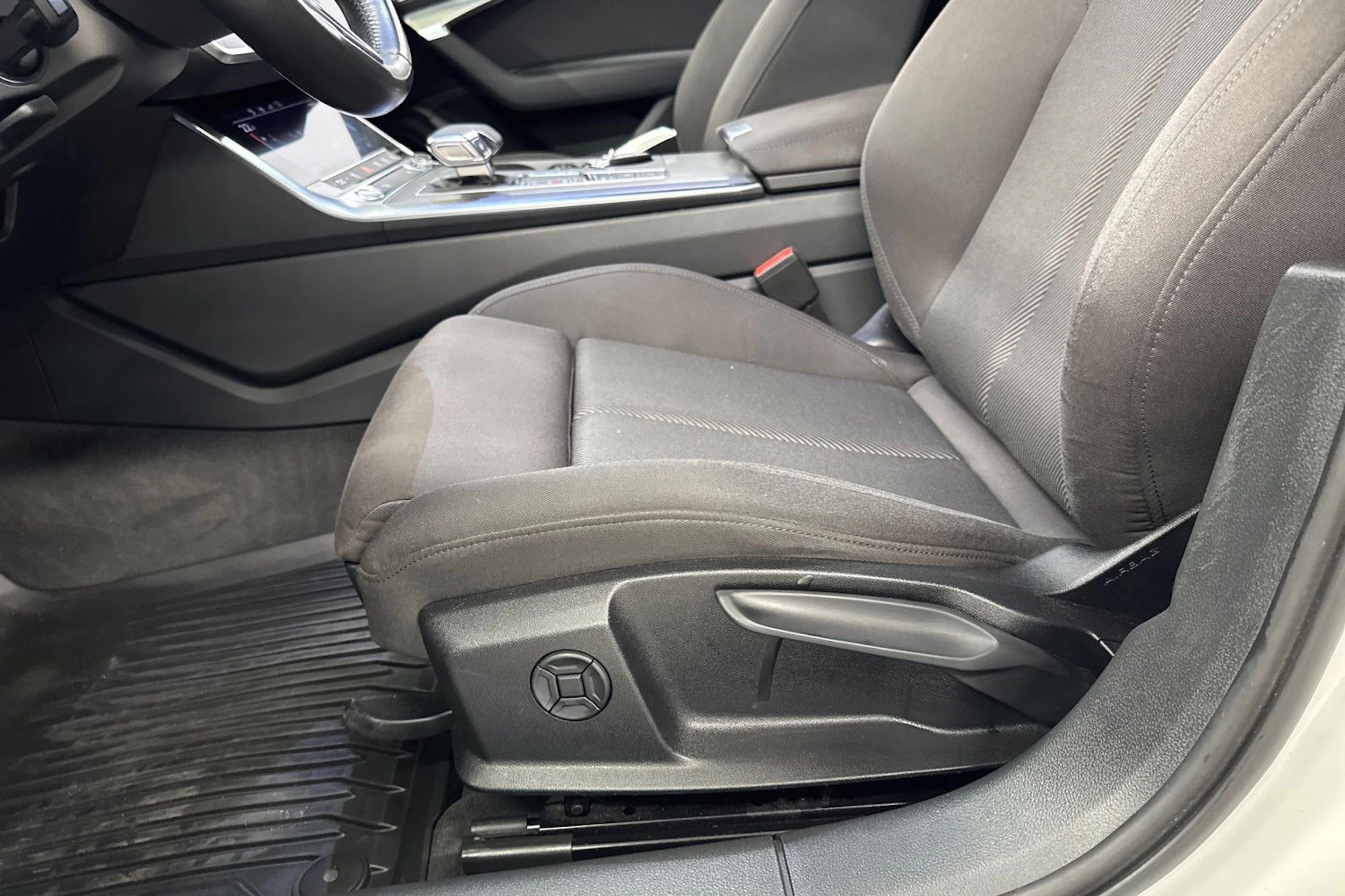valkoinen Audi A6 2019 kuva 13.