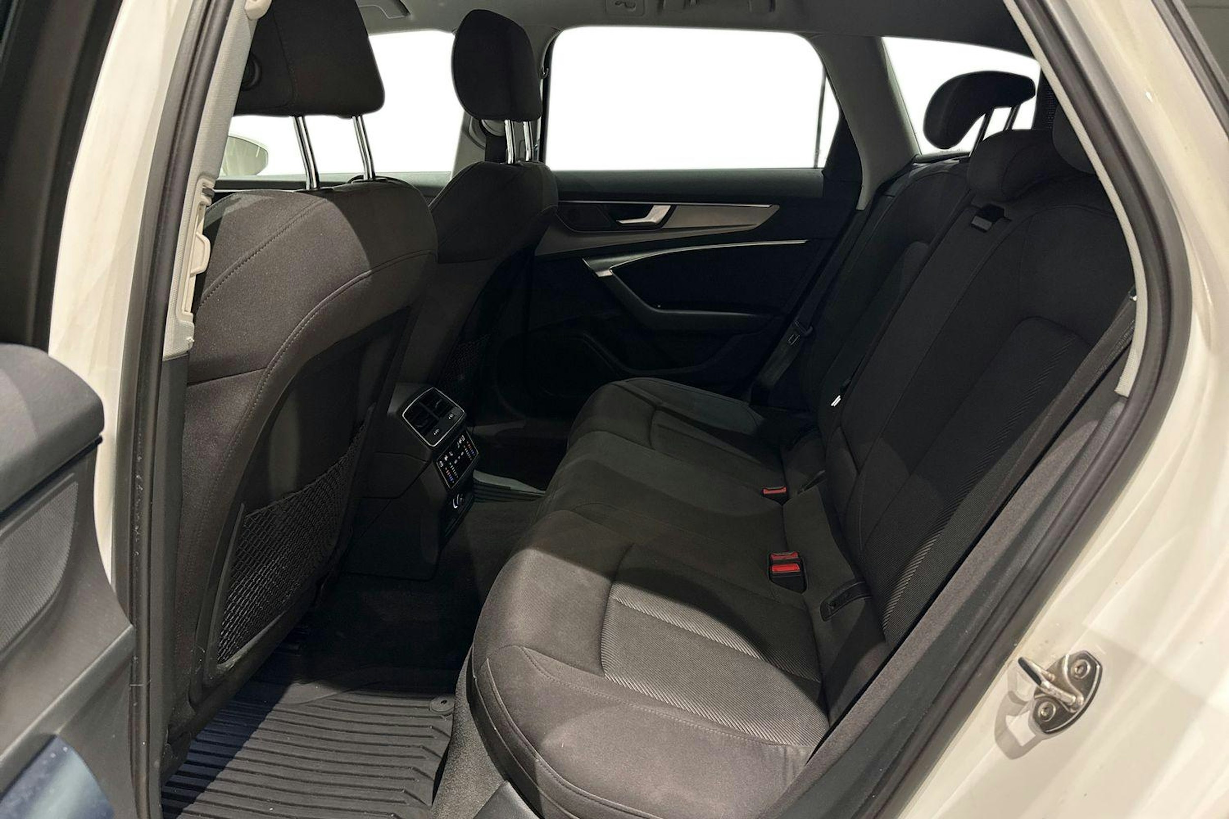 valkoinen Audi A6 2019 kuva 10.