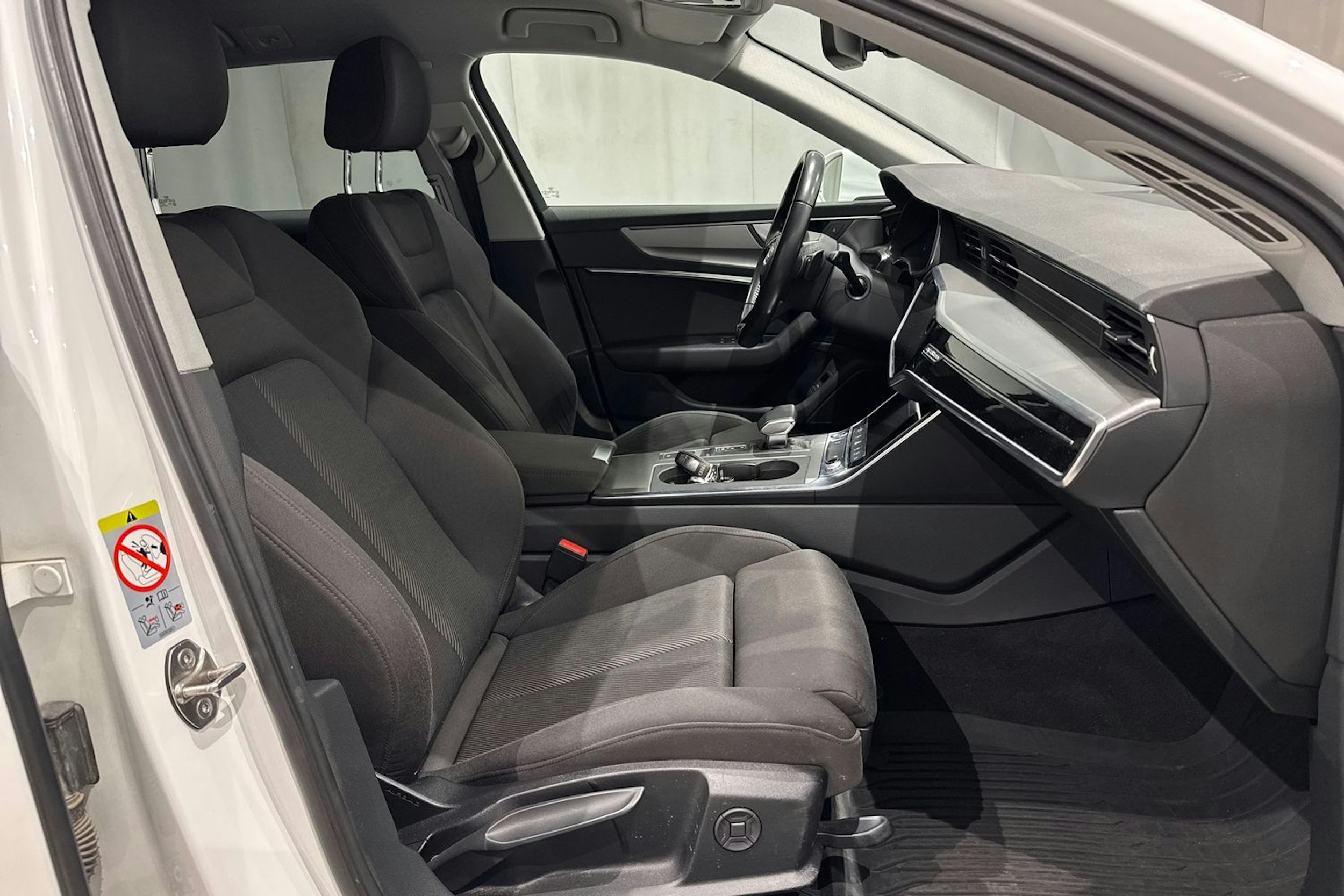valkoinen Audi A6 2019 kuva 17.