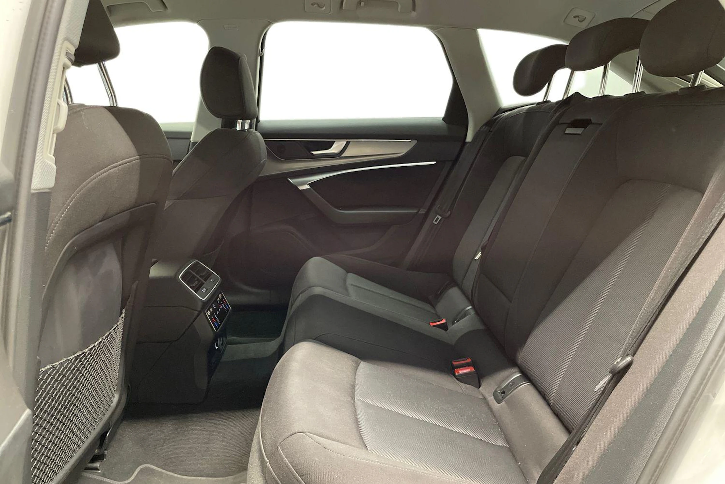 Valkoinen Audi A6 2019 kuva 8.