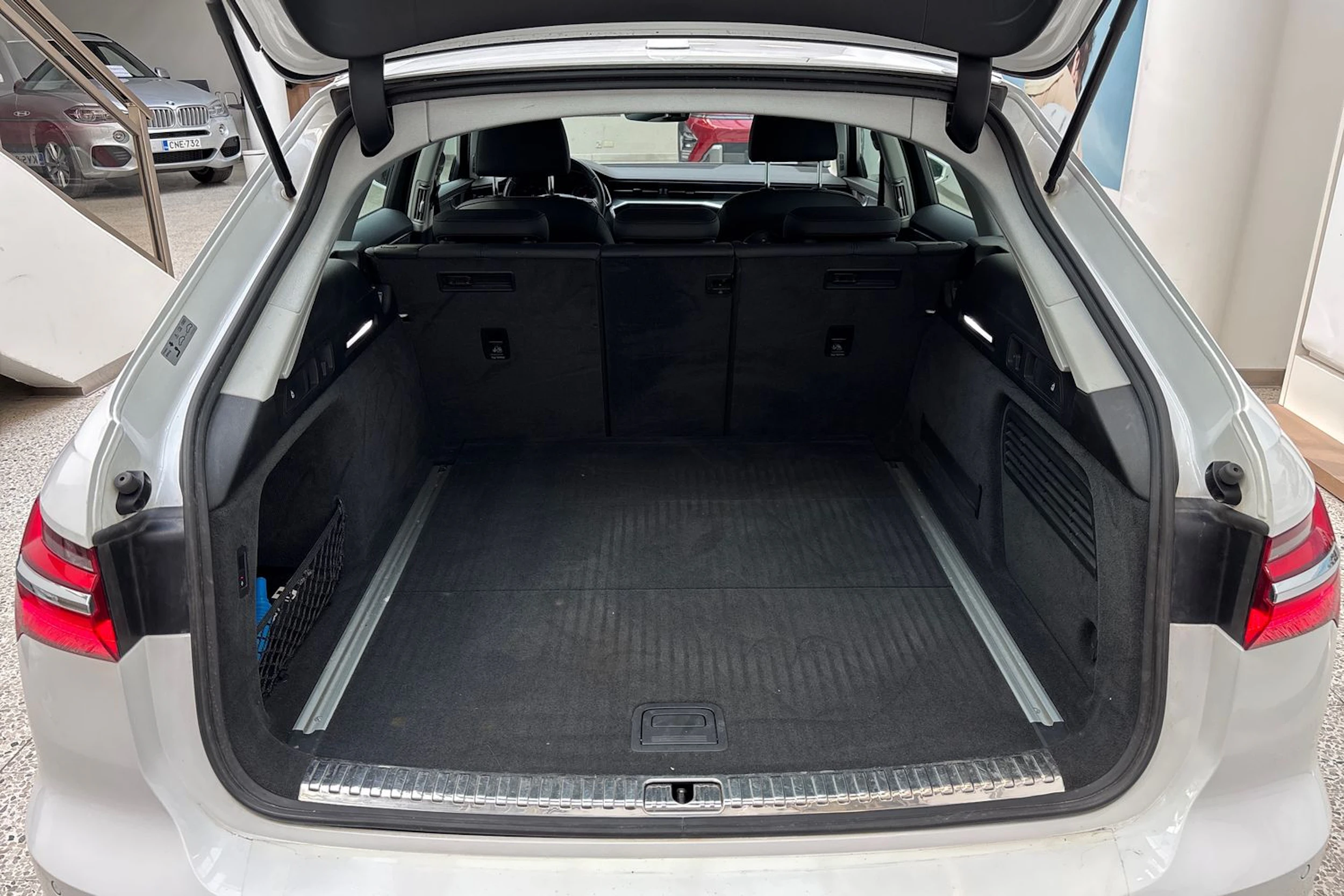 valkoinen Audi A6 2019 kuva 12.