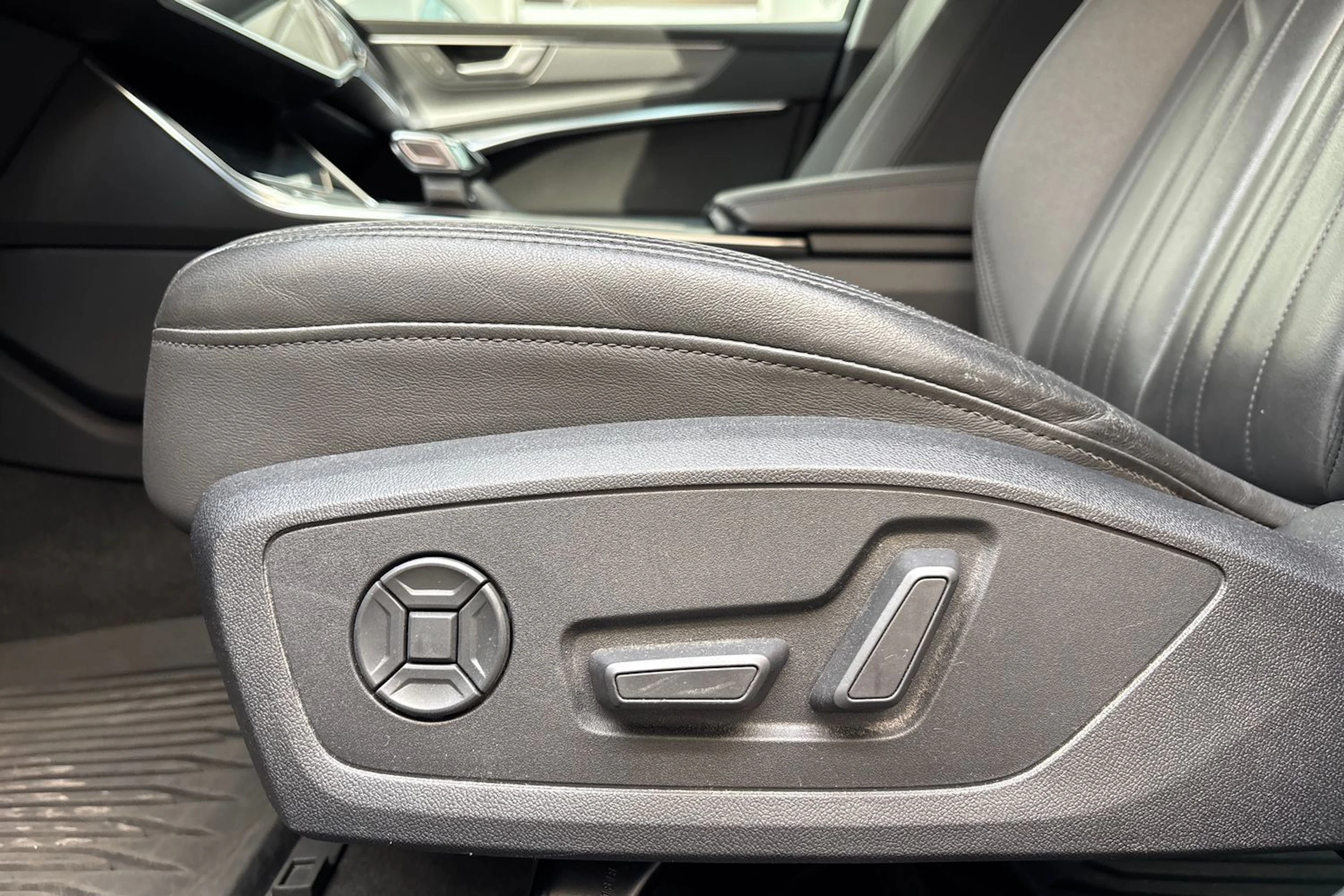 valkoinen Audi A6 2019 kuva 16.