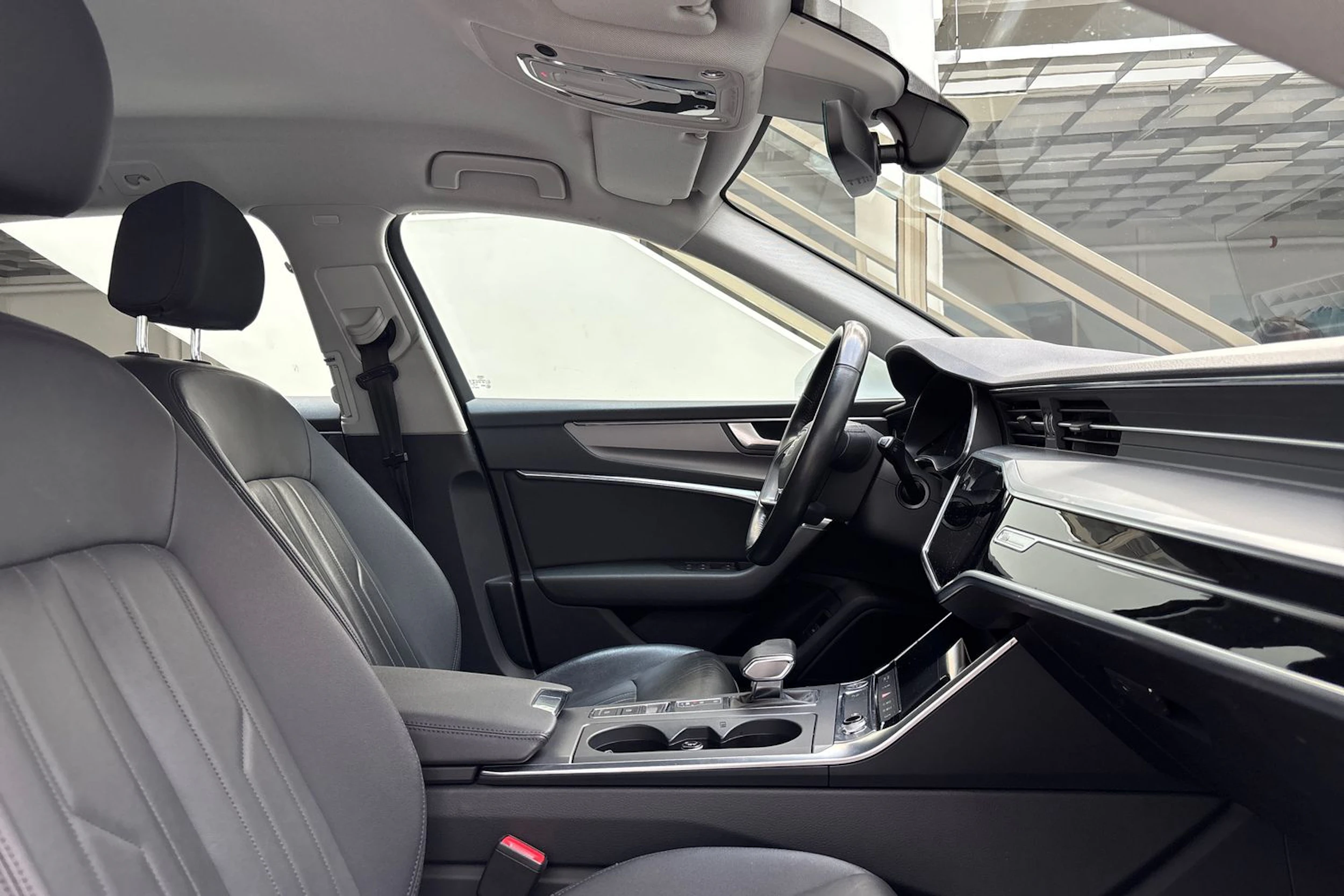 valkoinen Audi A6 2019 kuva 25.