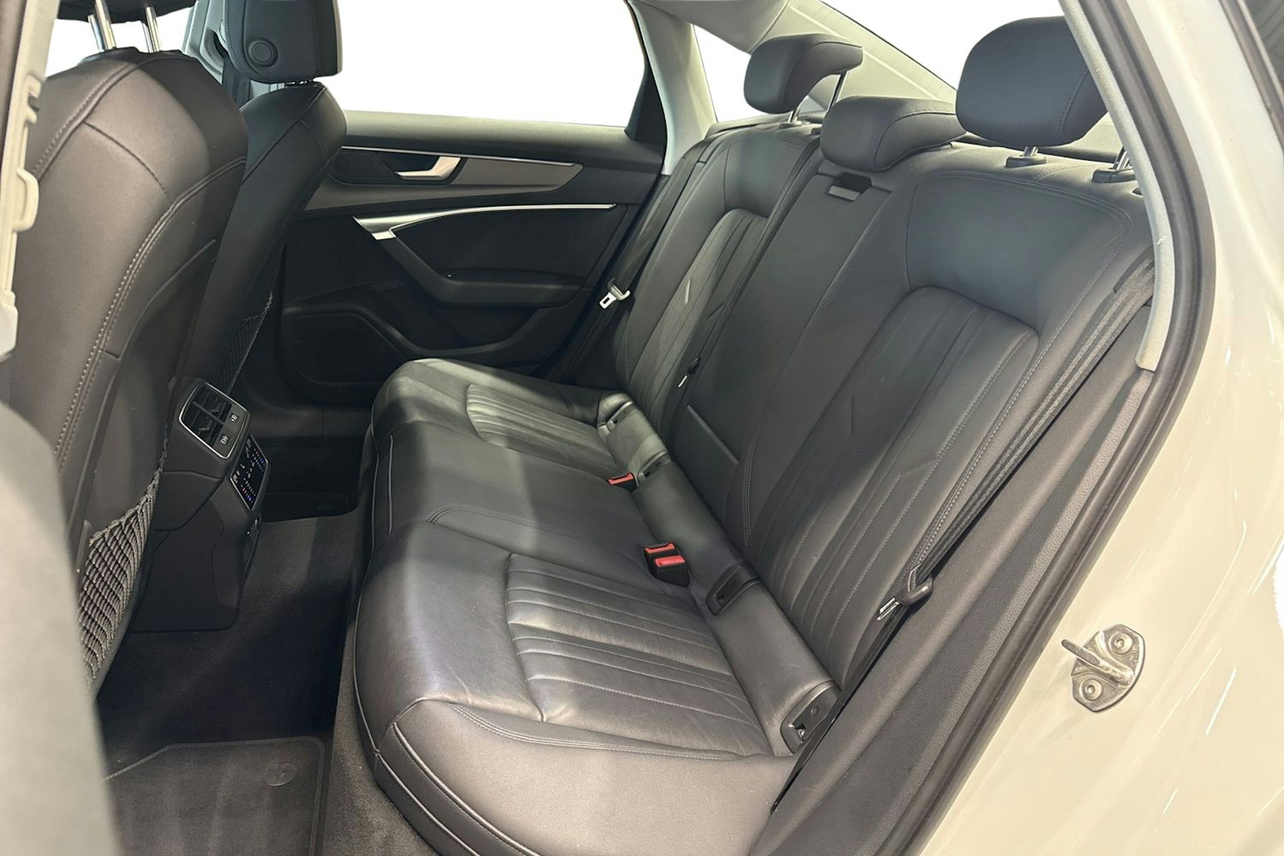 valkoinen Audi A6 2019 kuva 10.