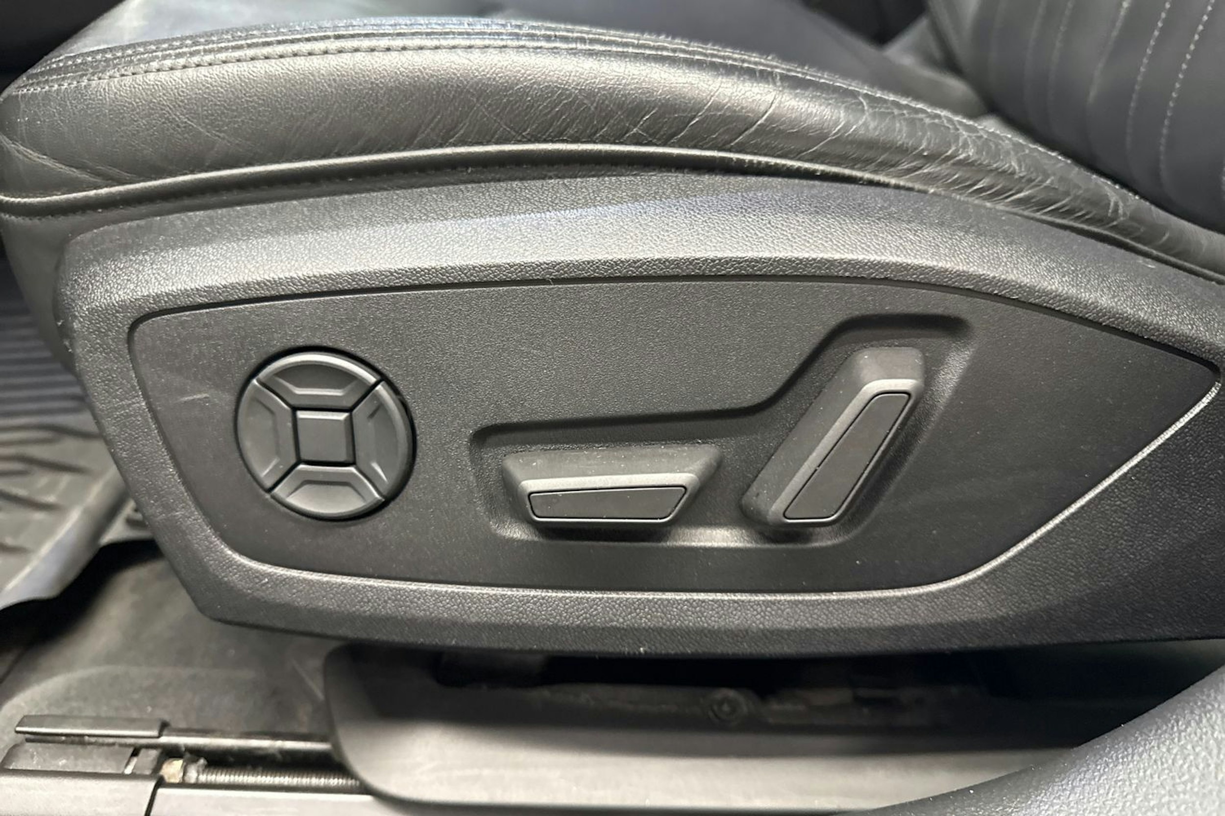 valkoinen Audi A6 2019 kuva 25.