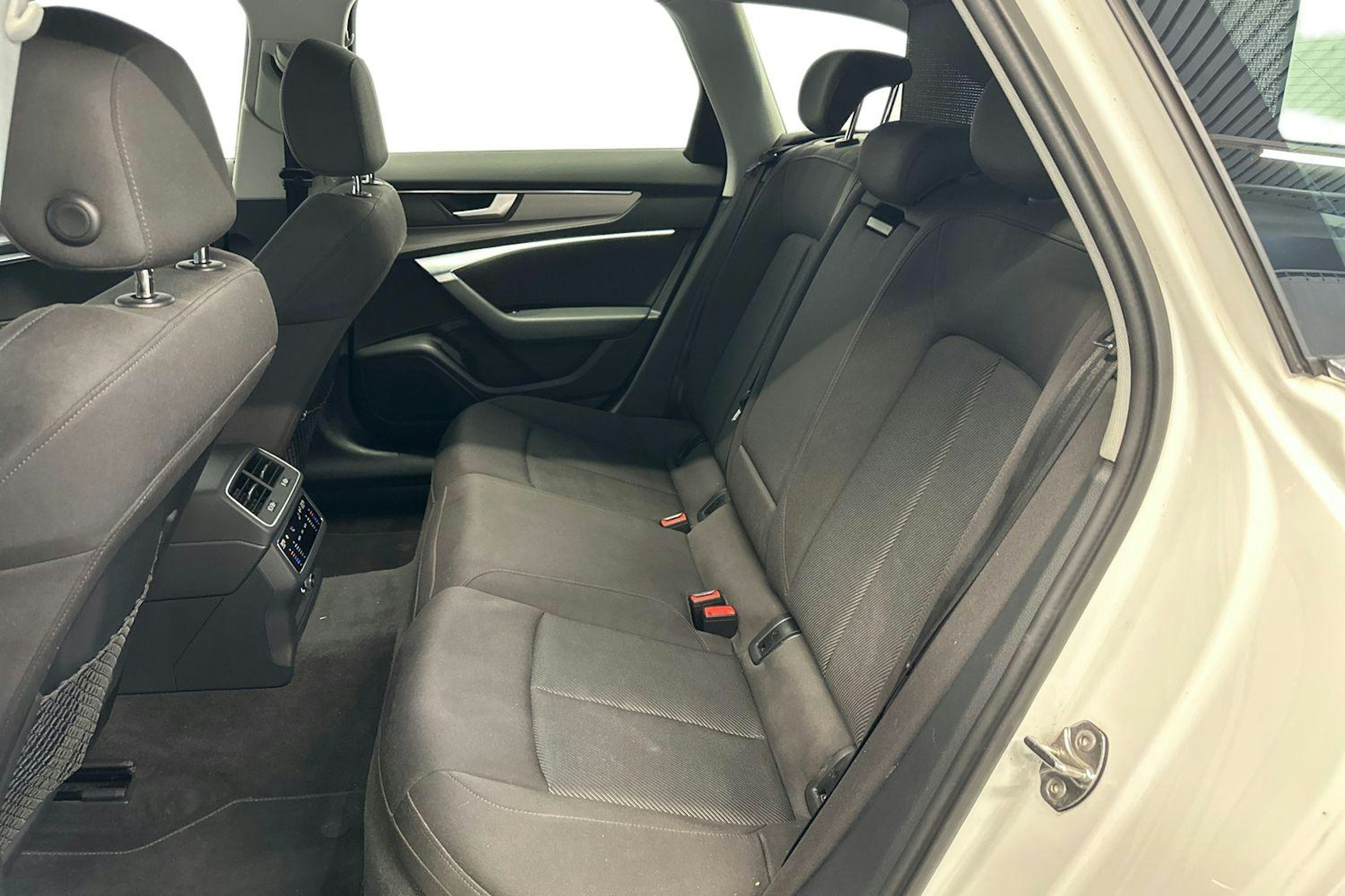 valkoinen Audi A6 2019 kuva 10.