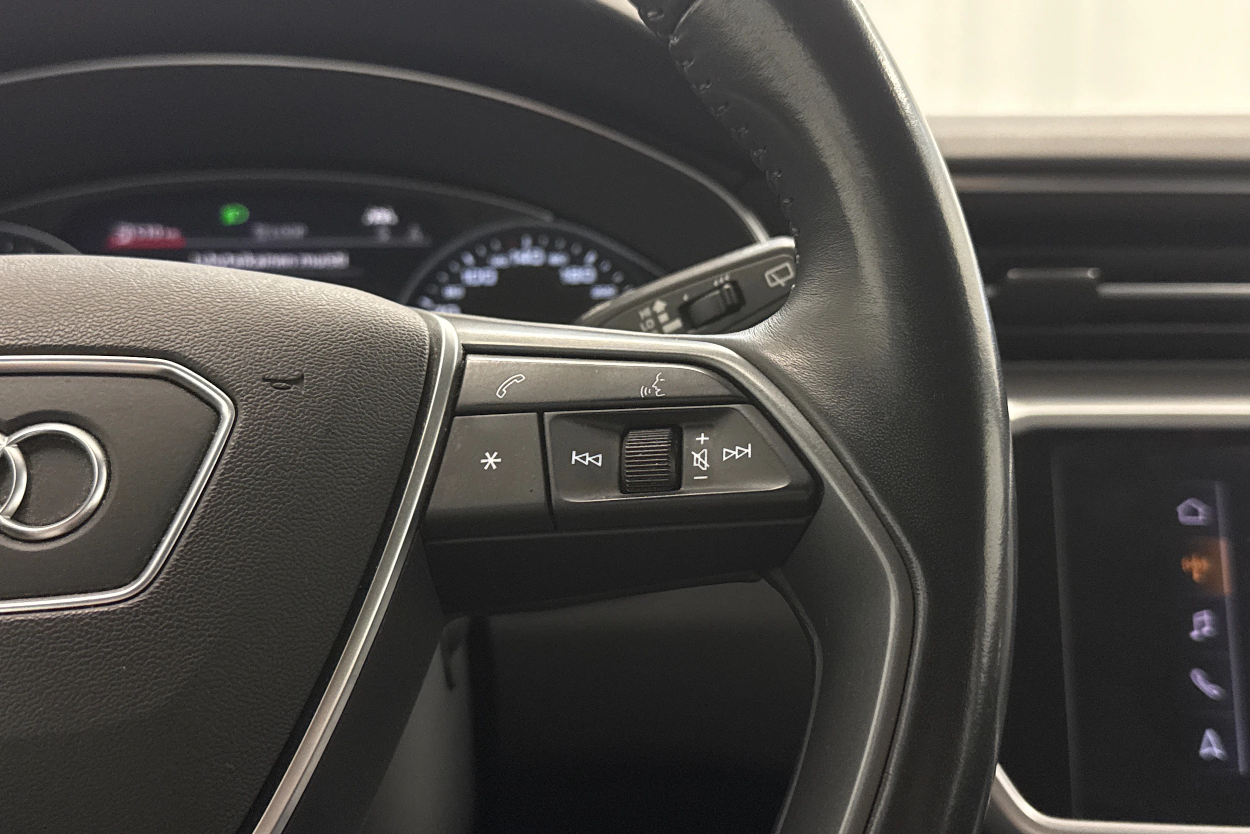 valkoinen Audi A6 2019 kuva 18.