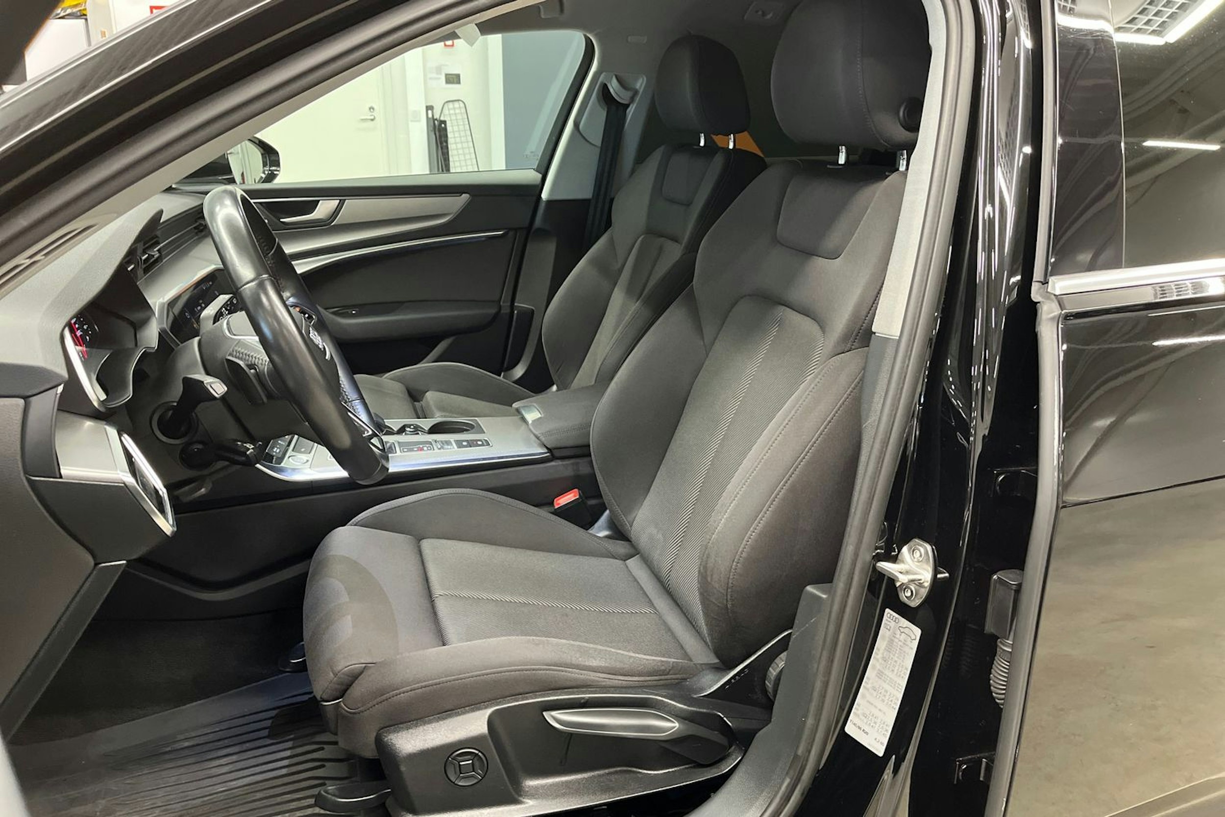 musta Audi A6 2019 kuva 14.