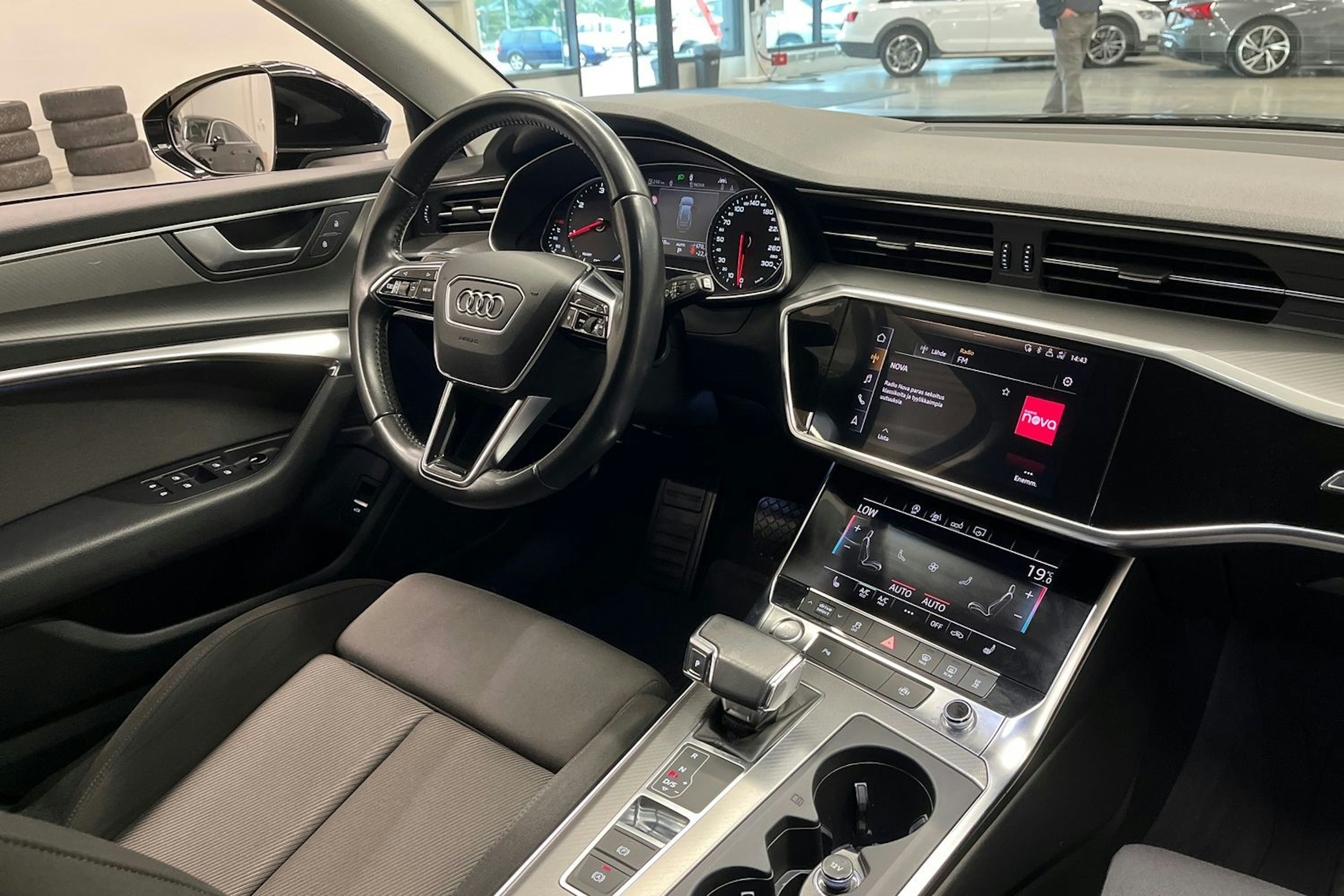 musta Audi A6 2019 kuva 16.
