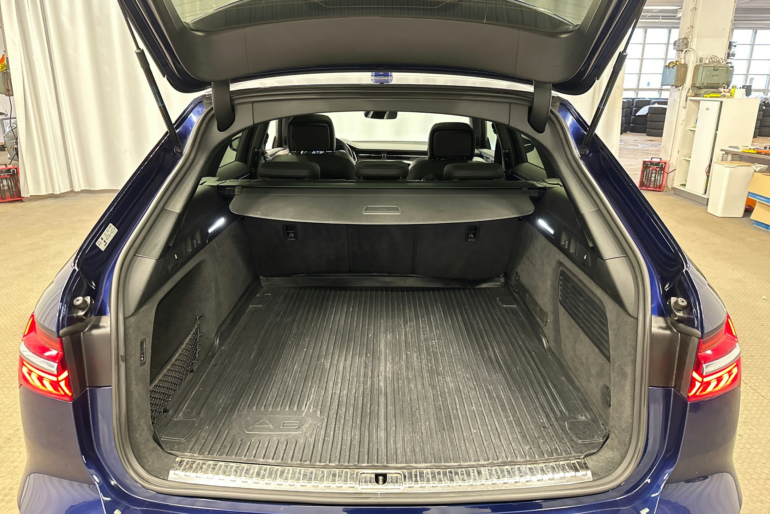 sininen Audi A6 2019 kuva 34.