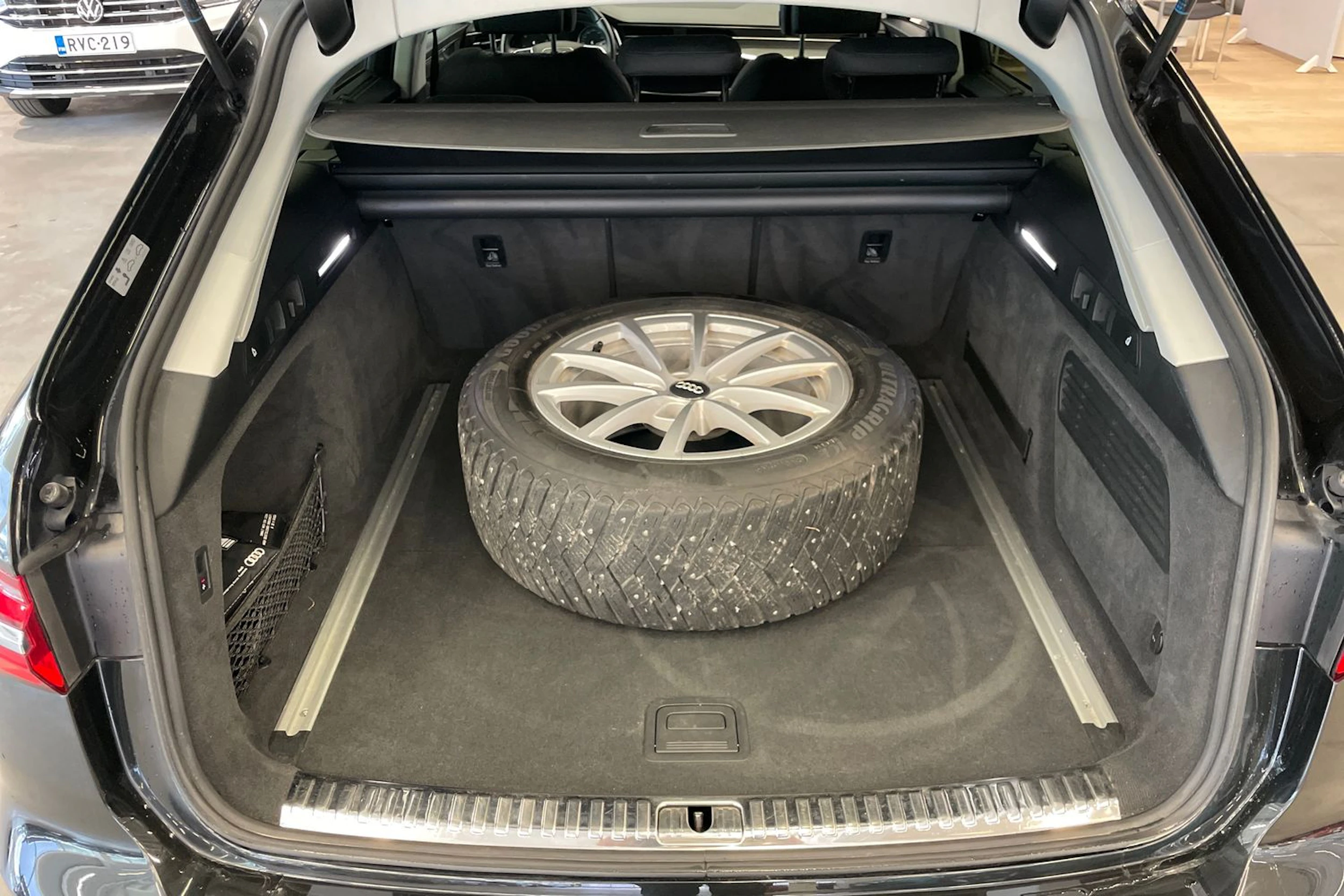 met. musta Audi A6 2019 kuva 14.