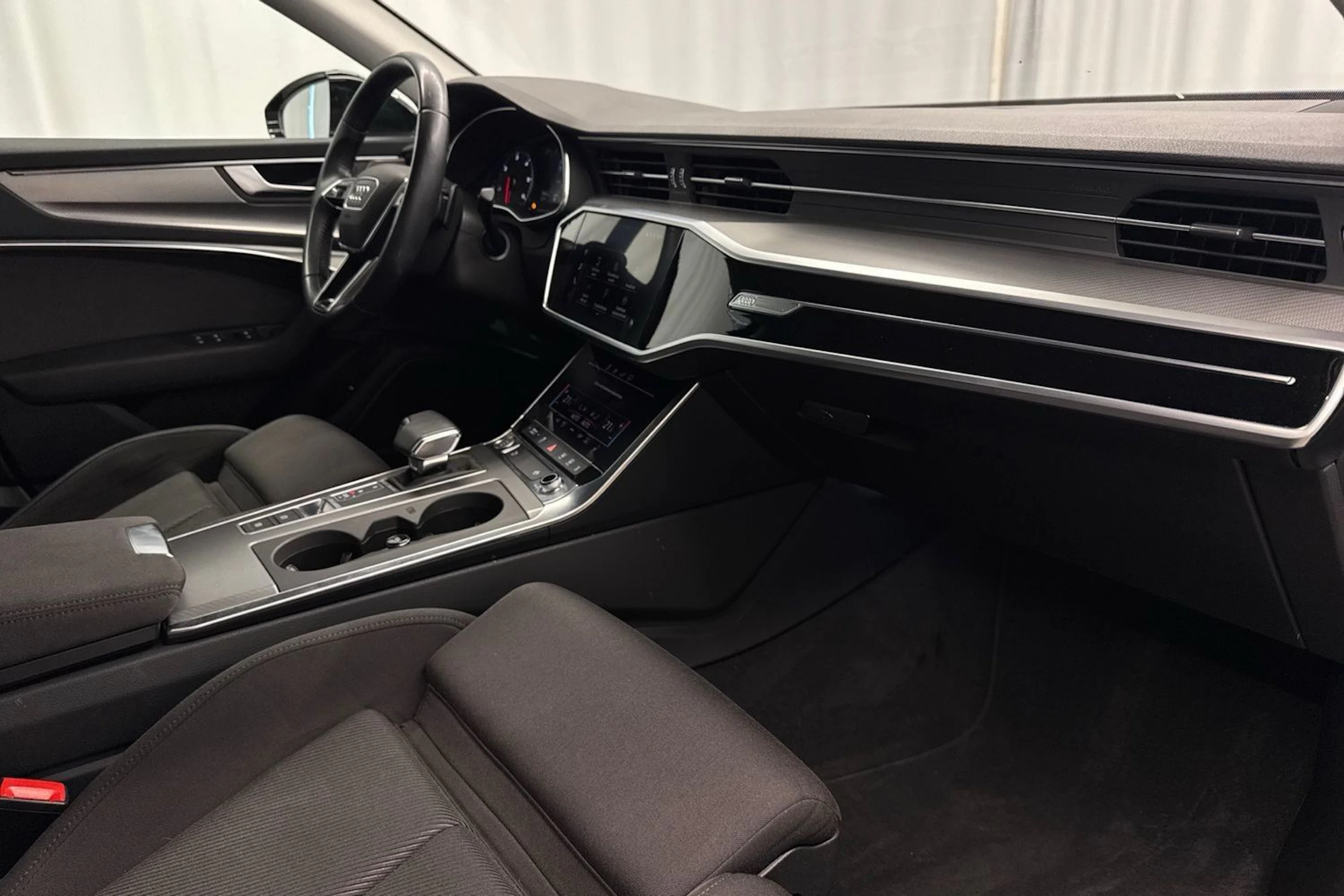musta Audi A6 2020 kuva 12.
