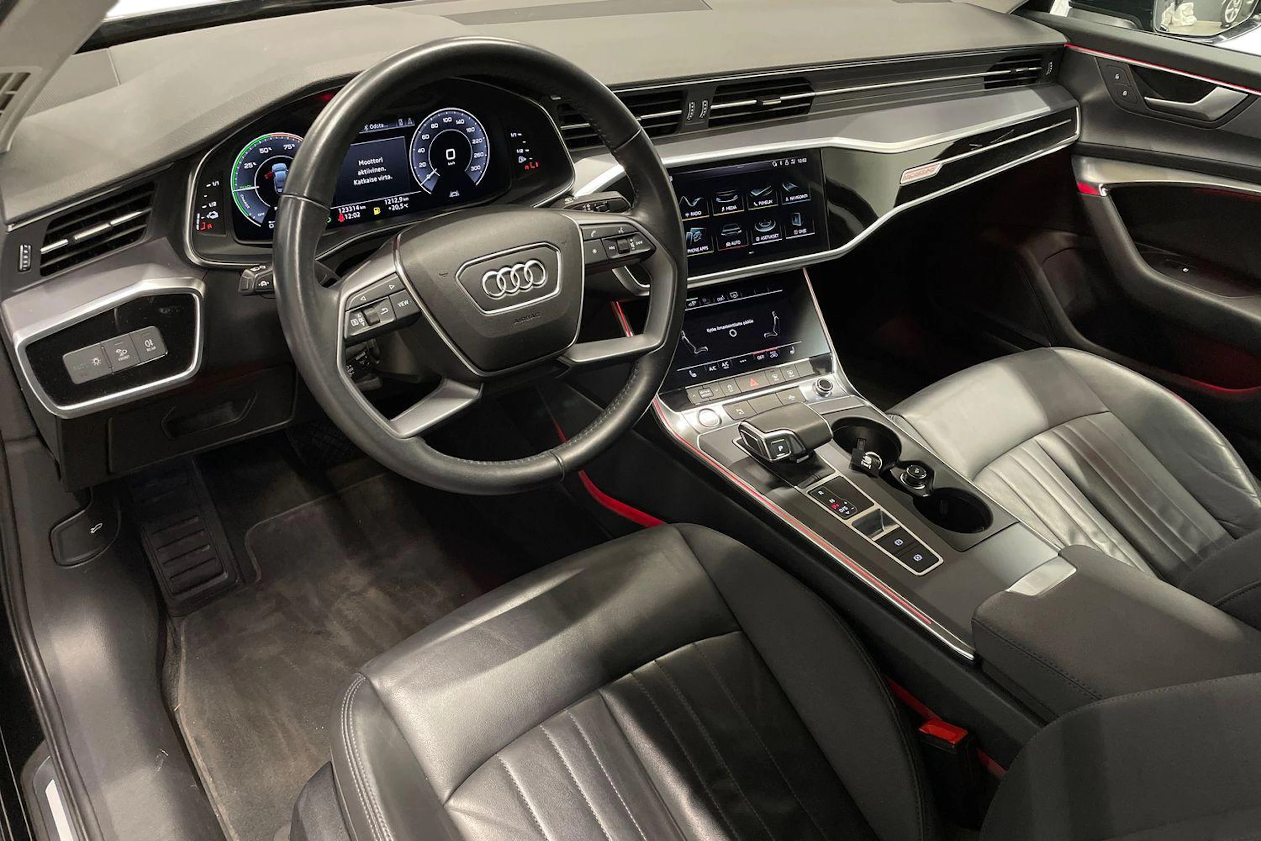 musta Audi A6 2020 kuva 6.