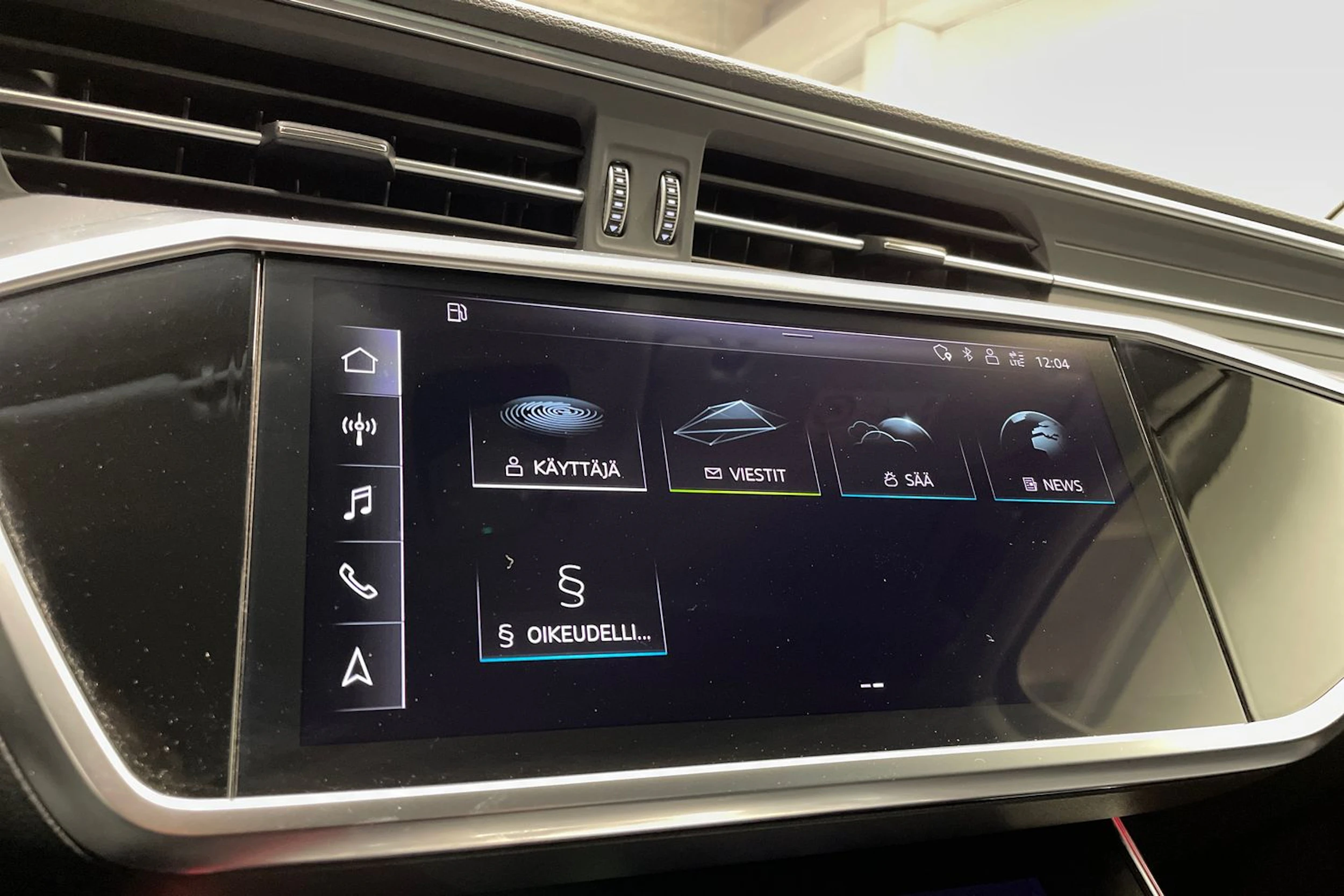 musta Audi A6 2020 kuva 17.
