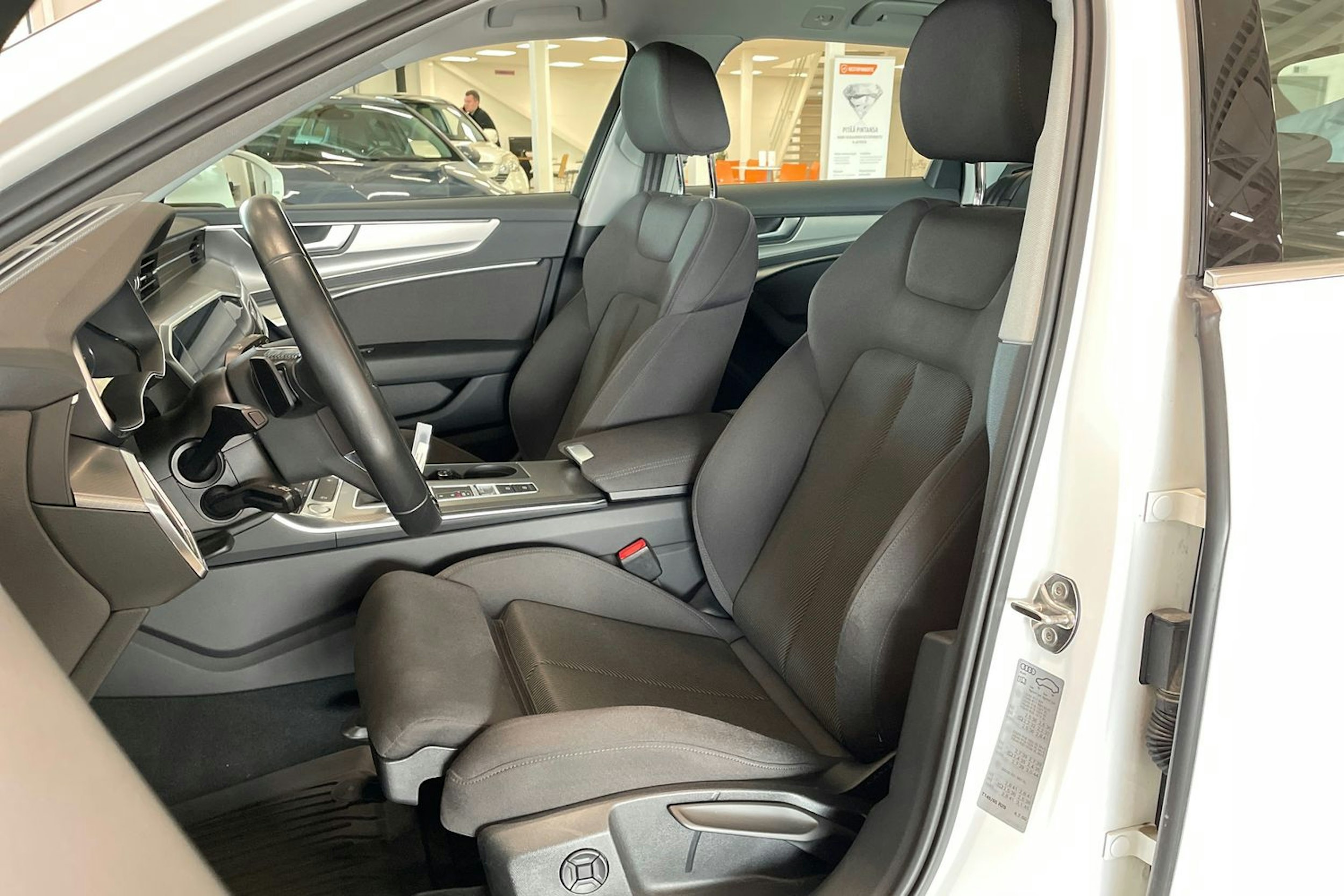 valkoinen Audi A6 2020 kuva 14.