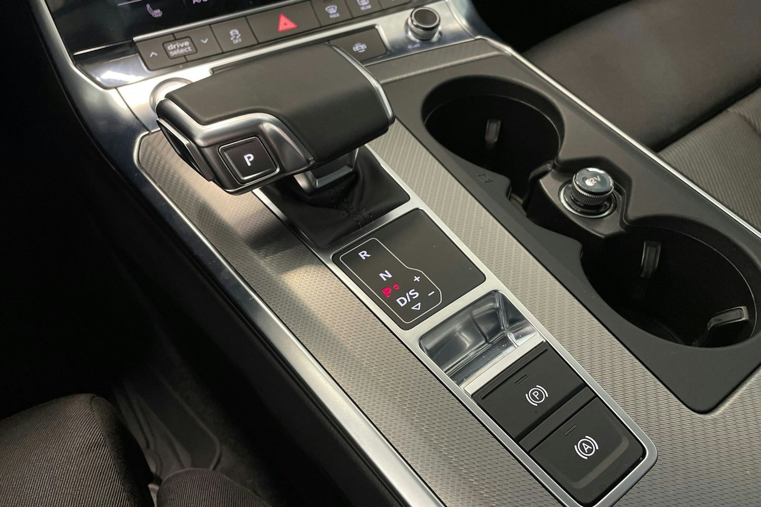 valkoinen Audi A6 2020 kuva 31.