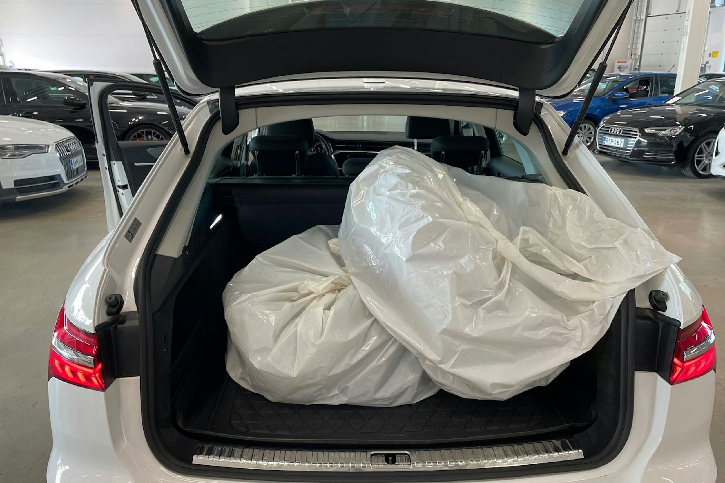 valkoinen Audi A6 2020 kuva 36.