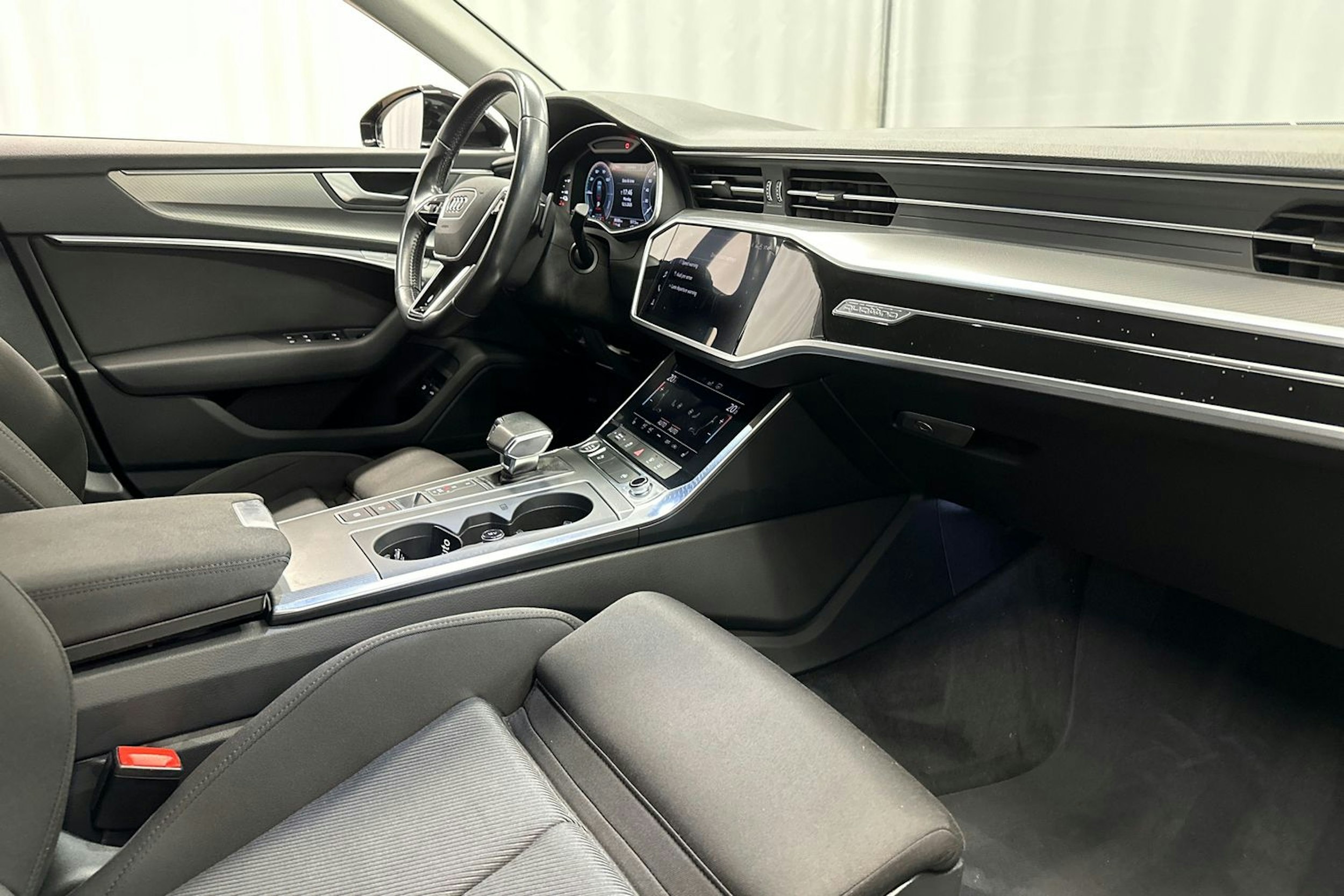 musta Audi A6 2020 kuva 14.