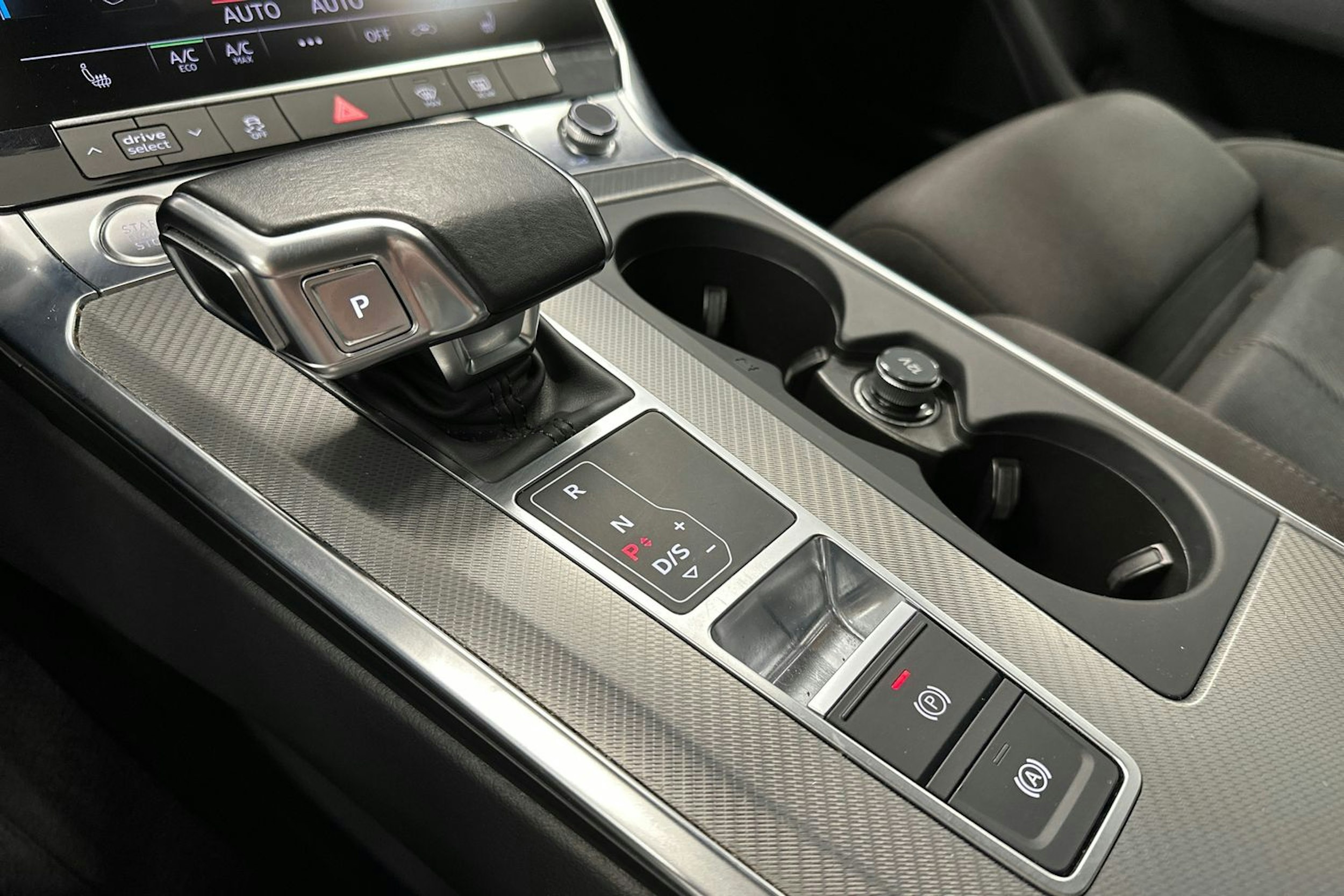 musta Audi A6 2020 kuva 28.