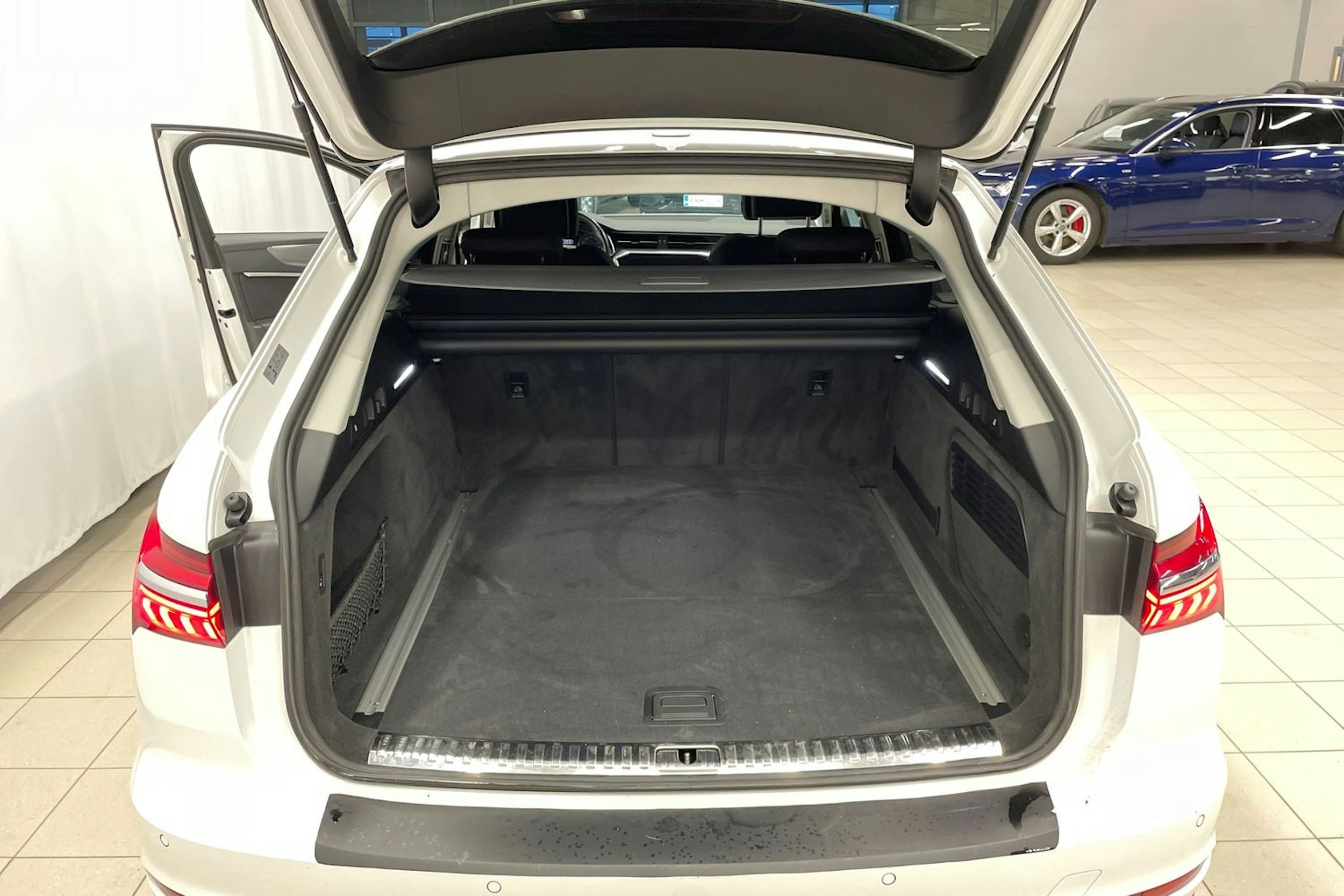 Valkoinen Audi A6 2020 kuva 28.