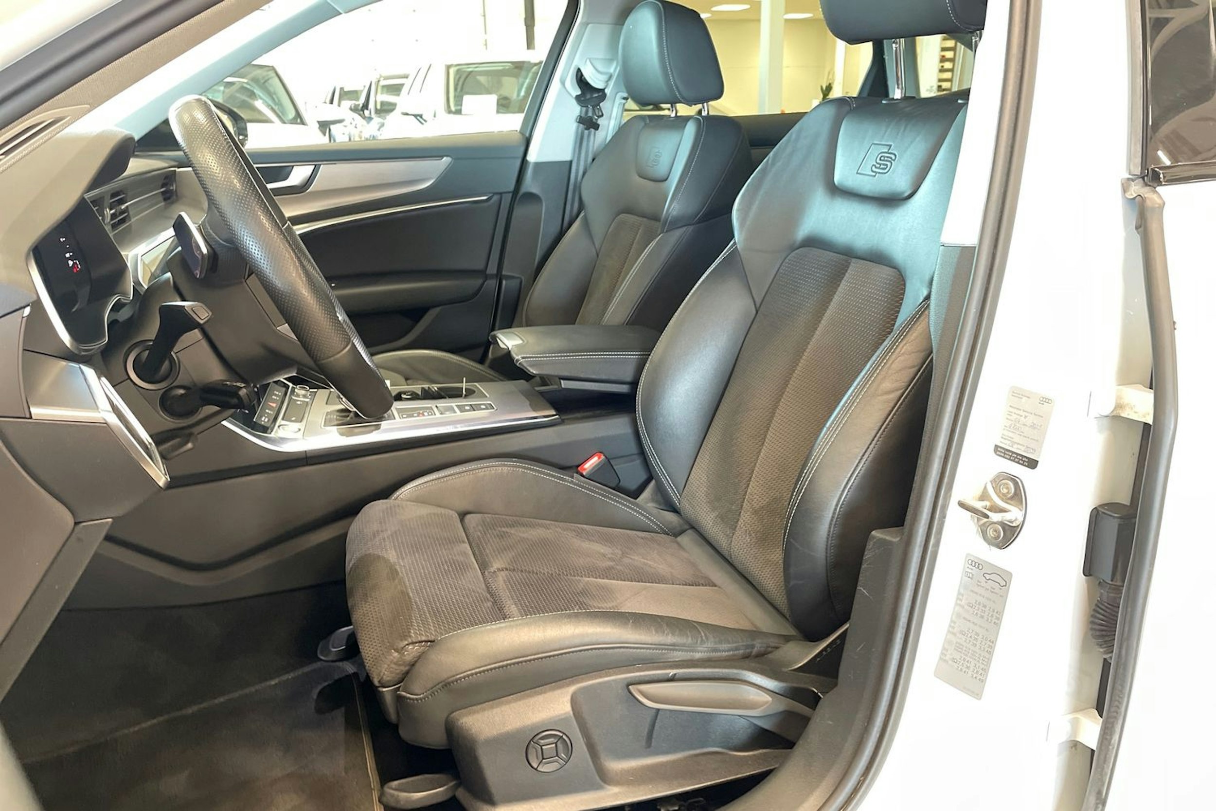 valkoinen Audi A6 2020 kuva 14.