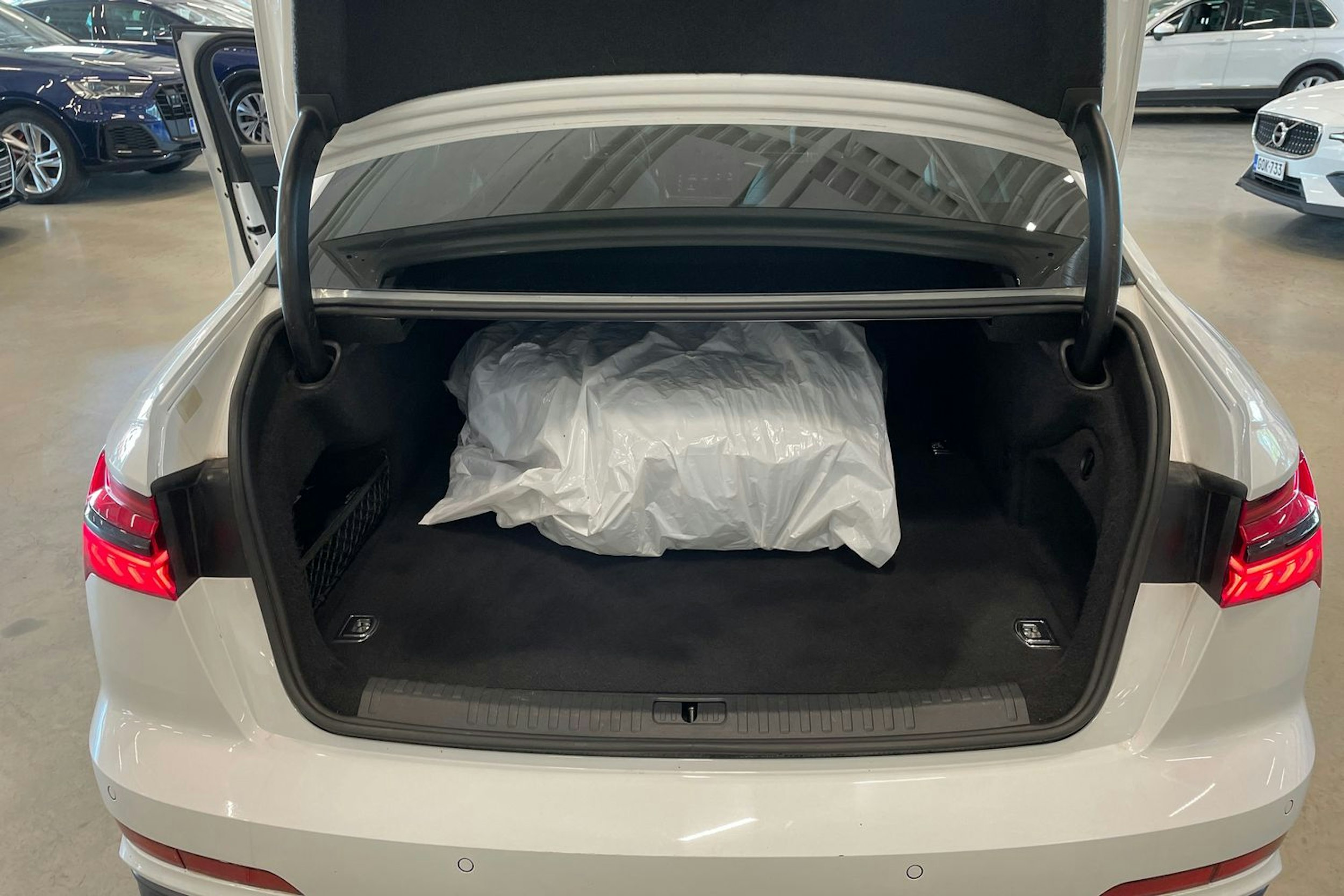 valkoinen Audi A6 2020 kuva 37.
