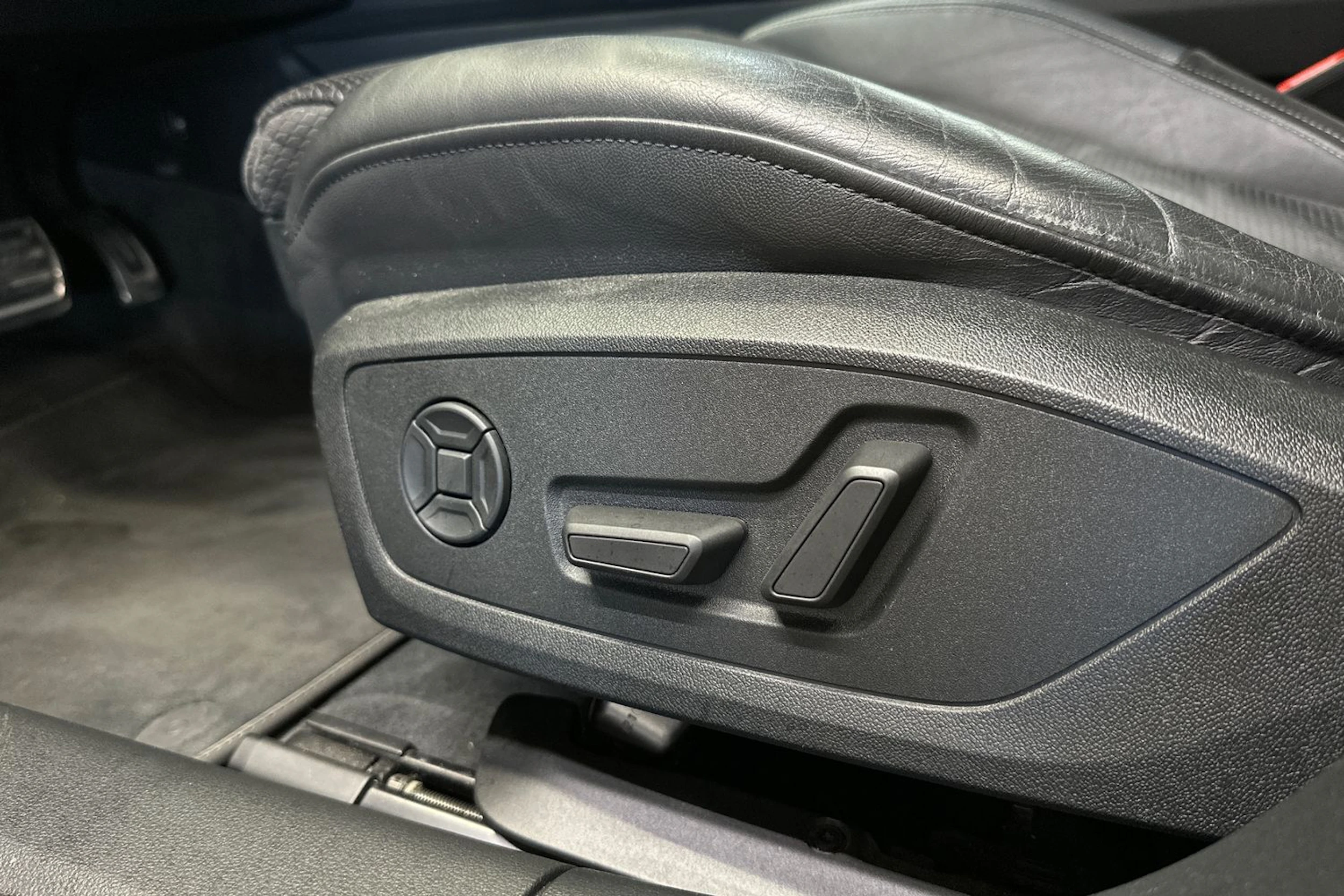 Musta Audi A6 2020 kuva 16.