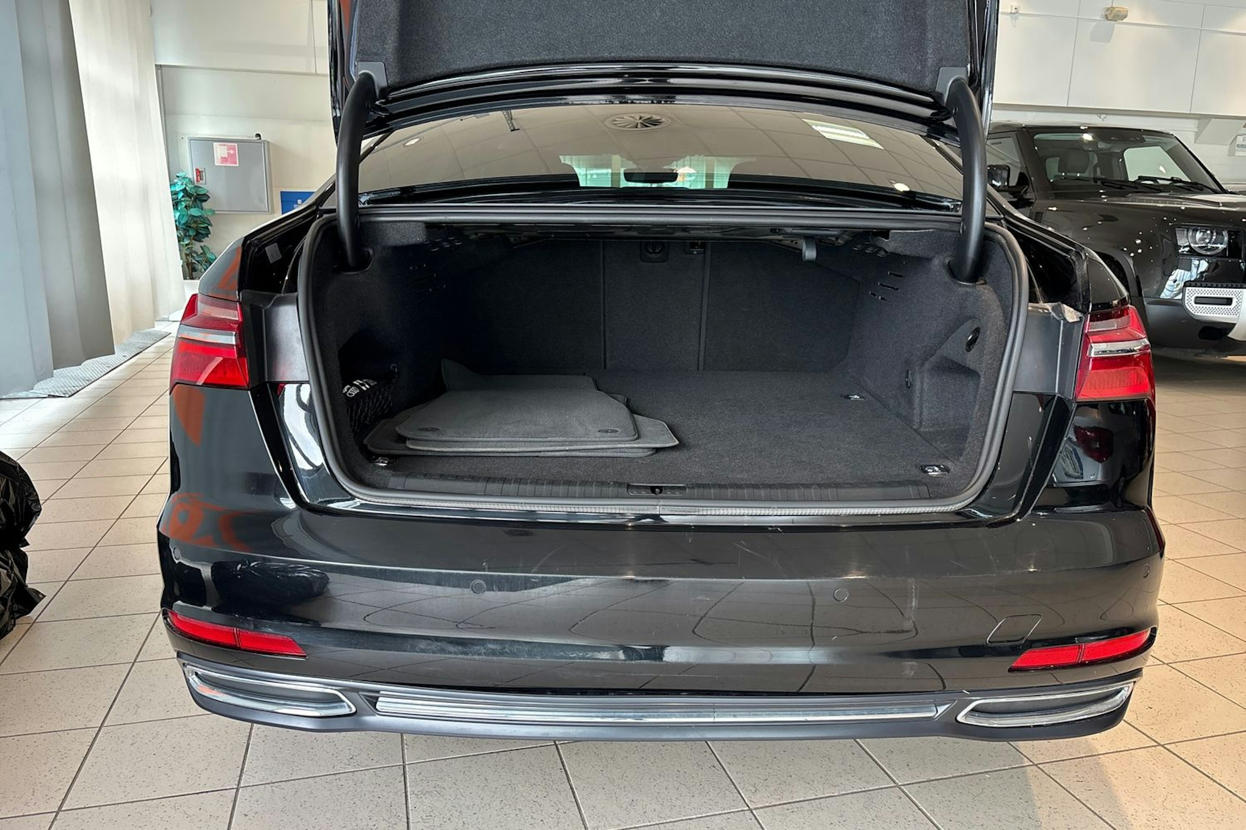Musta Audi A6 2020 kuva 26.