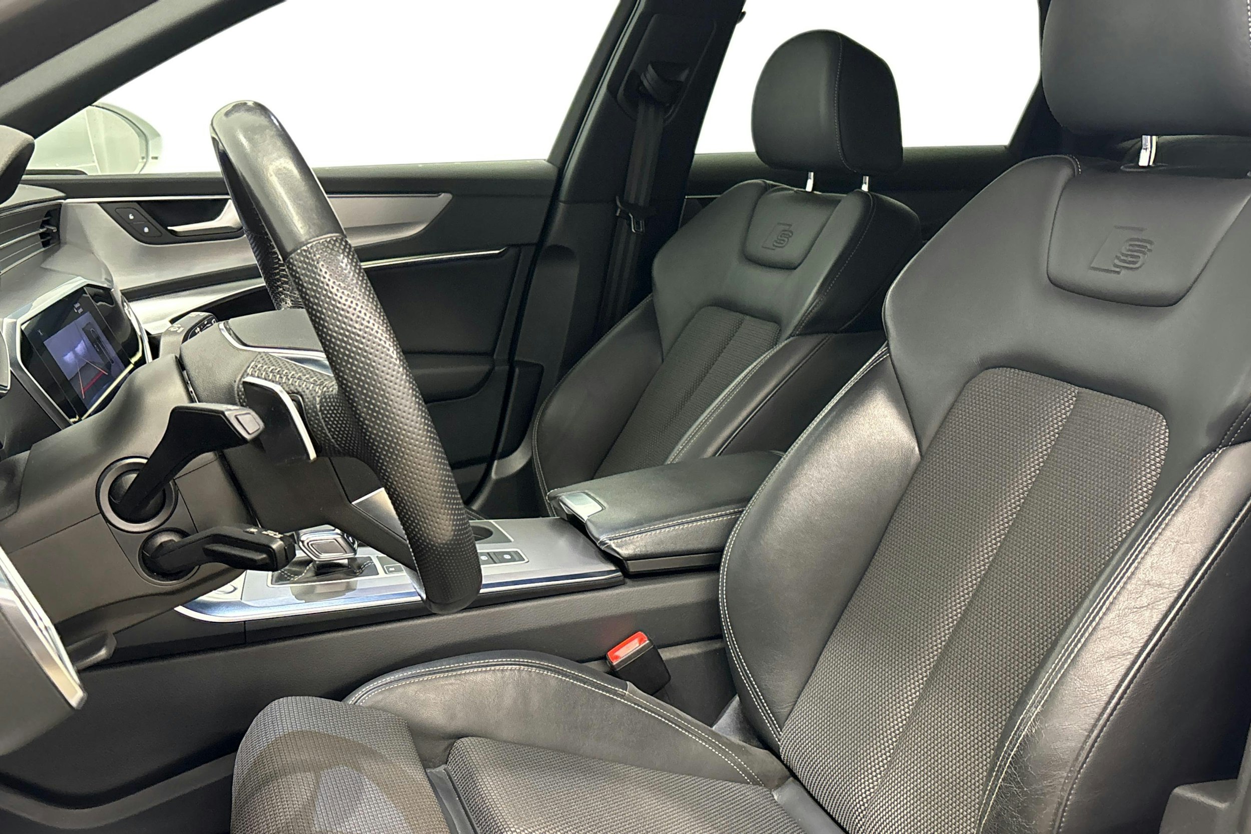 valkoinen Audi A6 2020 kuva 9.