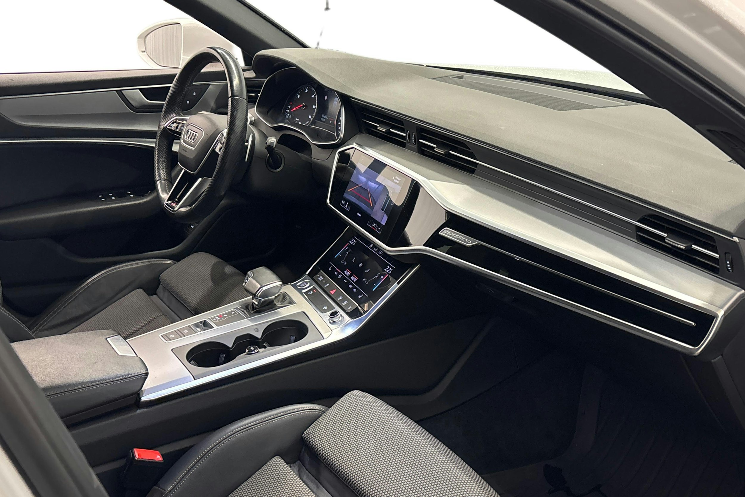 valkoinen Audi A6 2020 kuva 10.