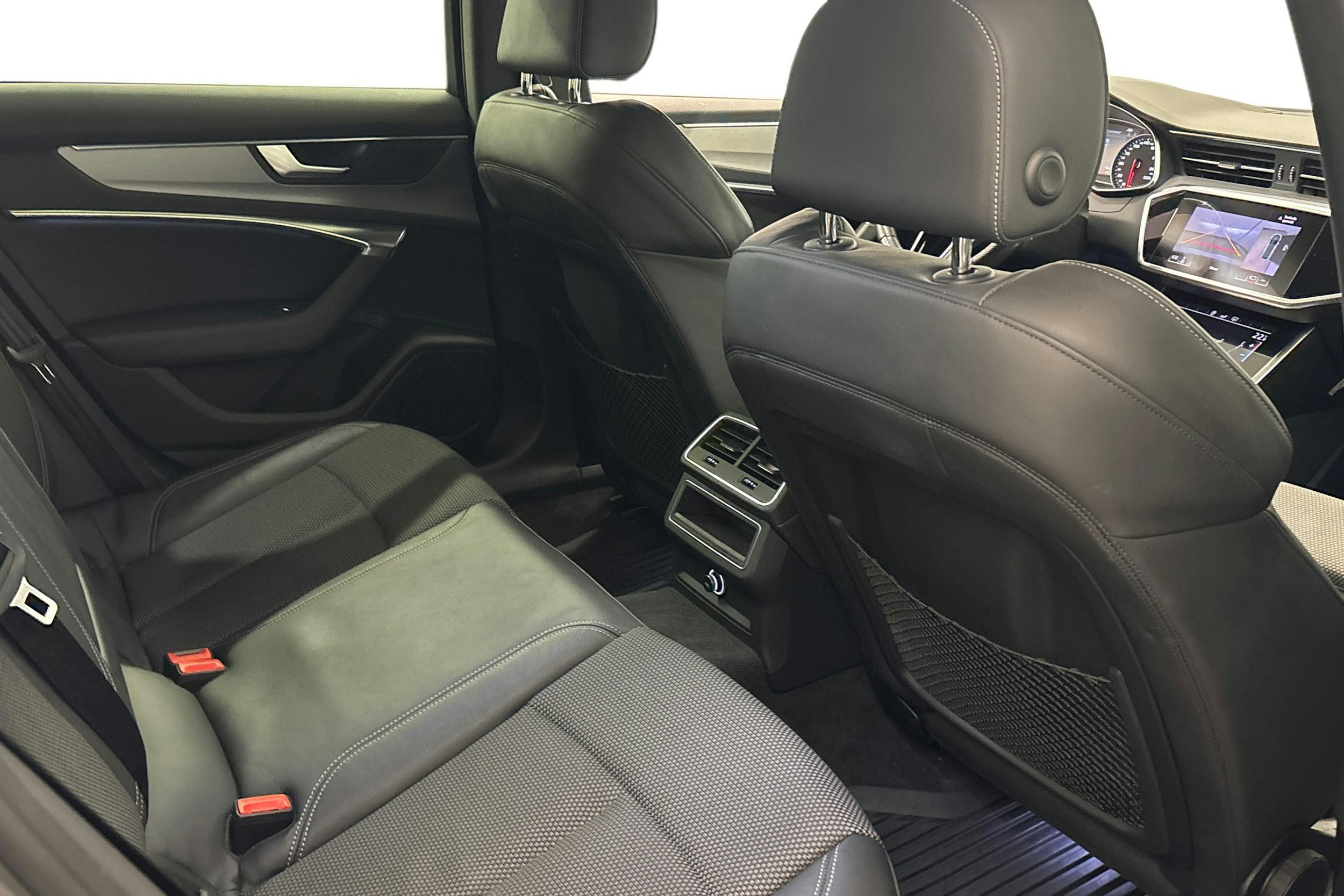 valkoinen Audi A6 2020 kuva 11.