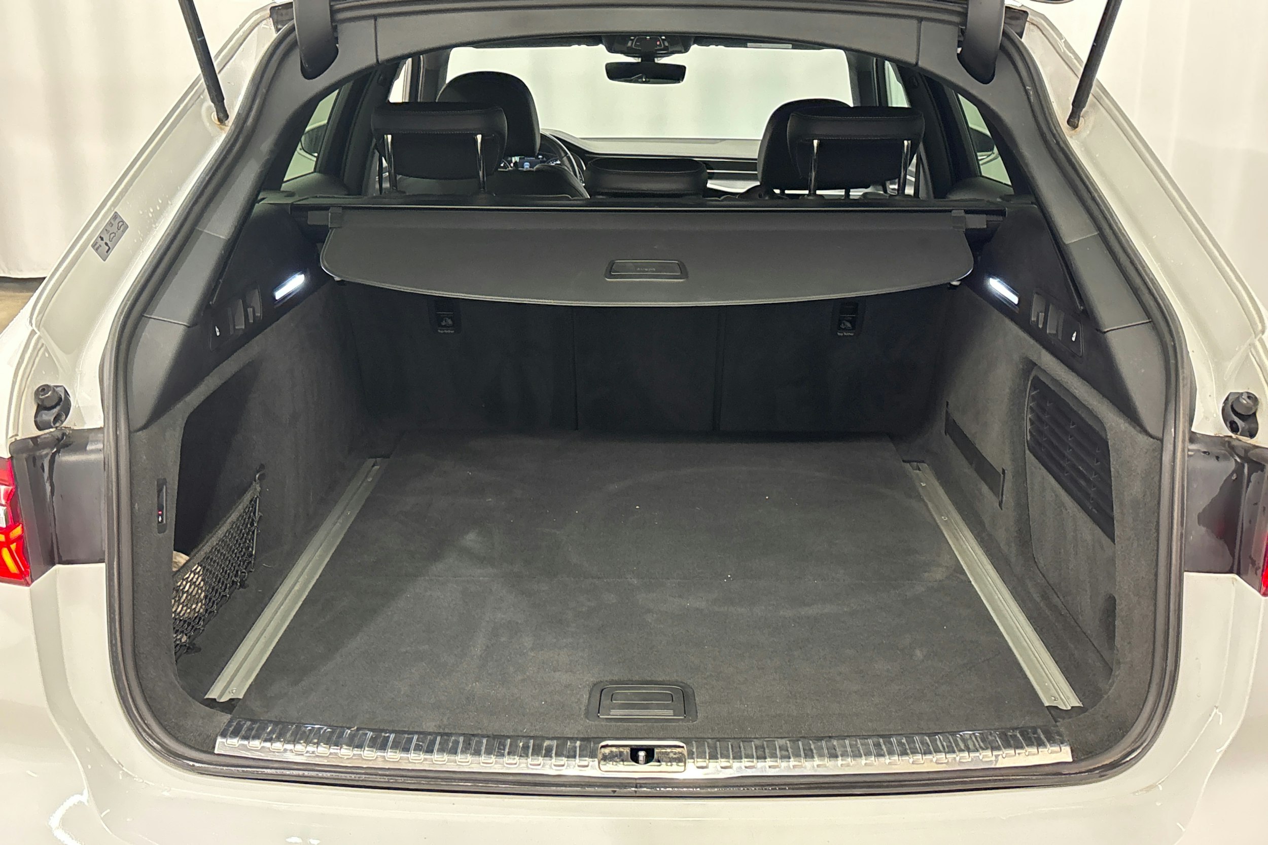 valkoinen Audi A6 2020 kuva 14.