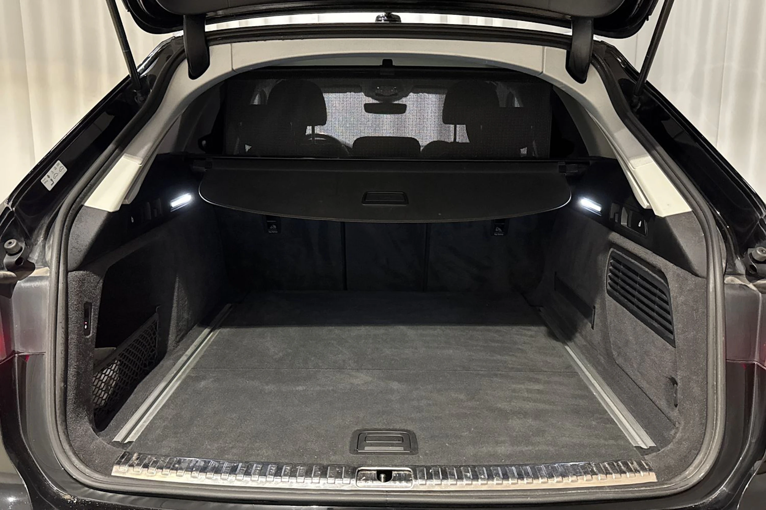 musta Audi A6 2020 kuva 12.