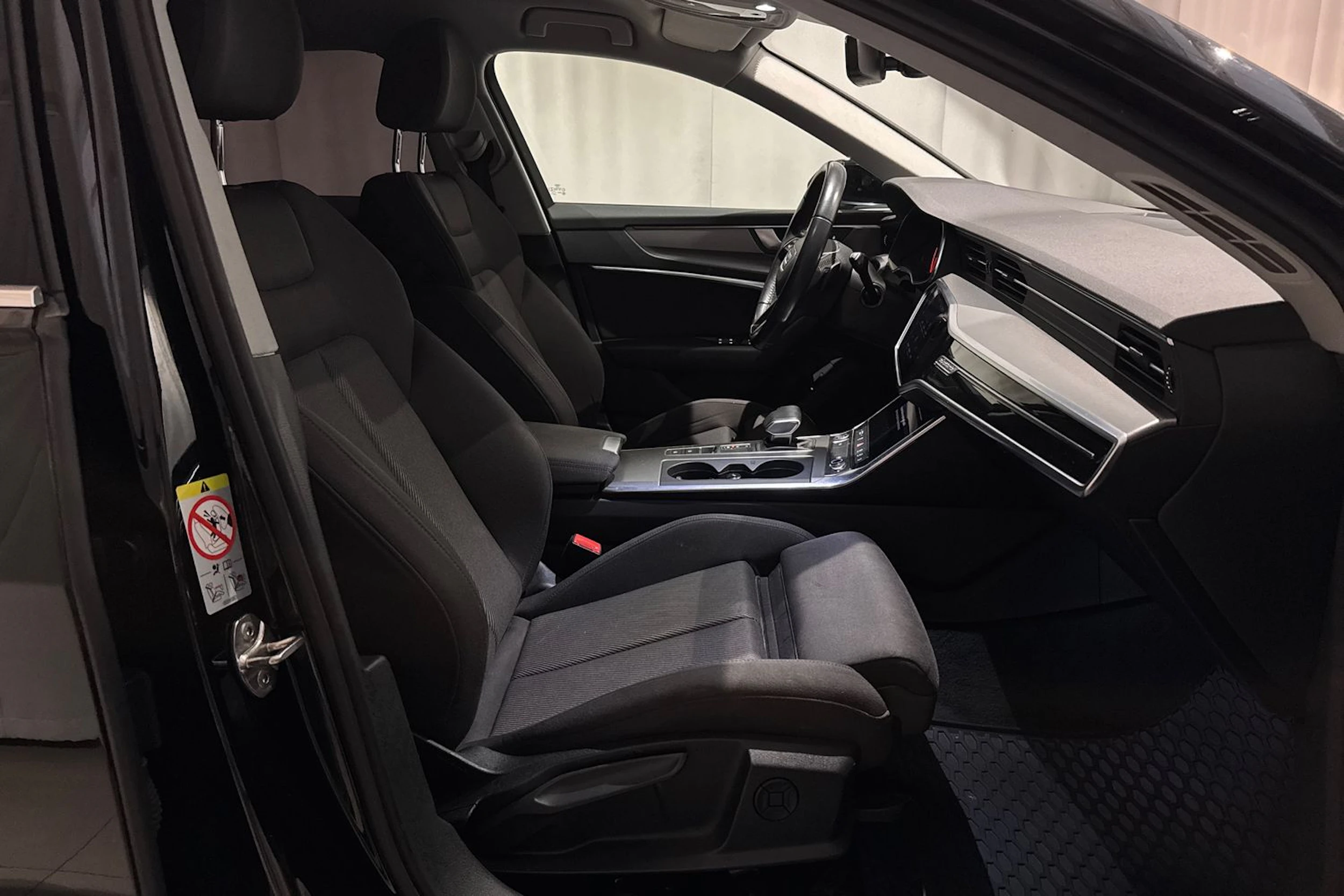 musta Audi A6 2020 kuva 16.