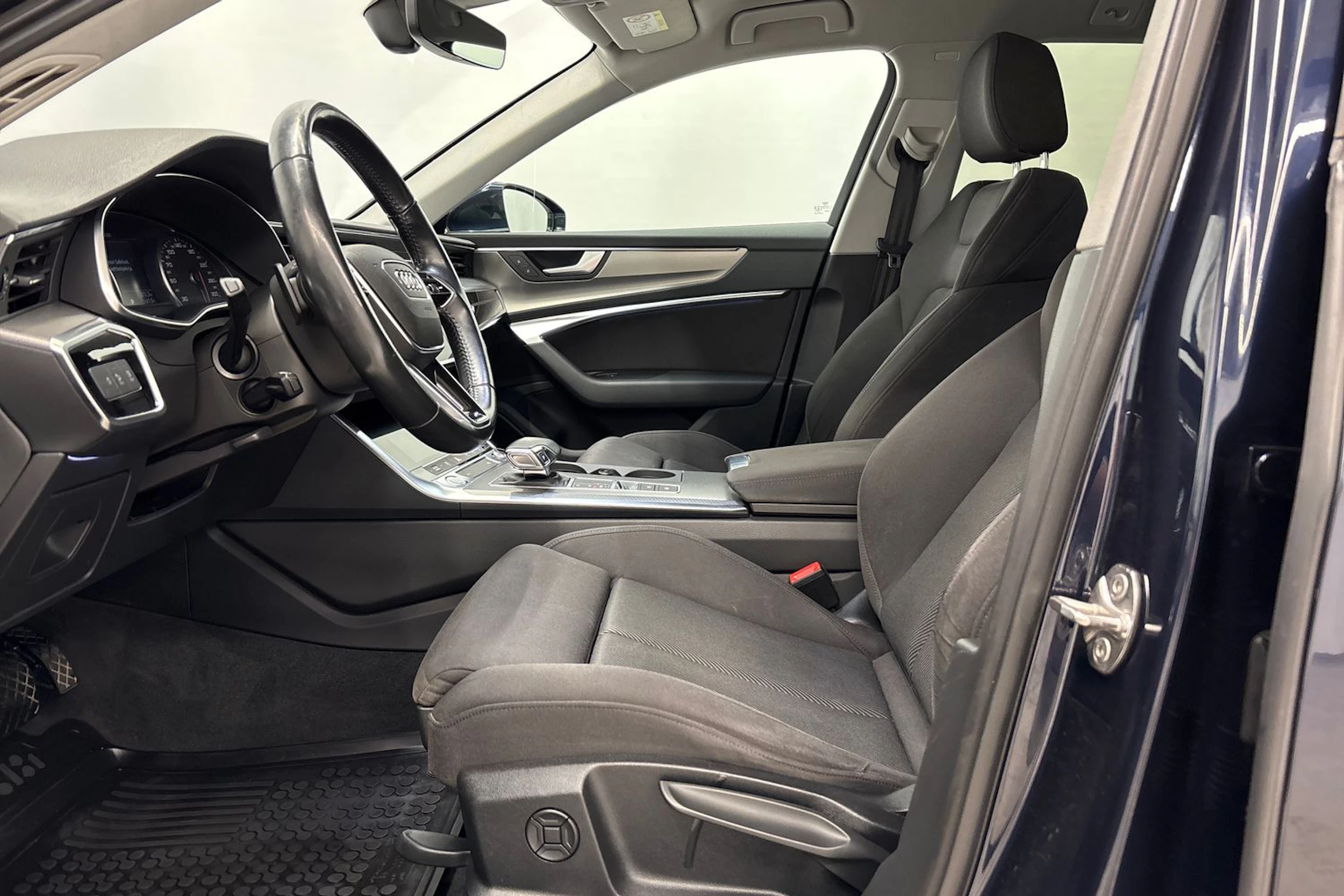 sininen Audi A6 2020 kuva 18.